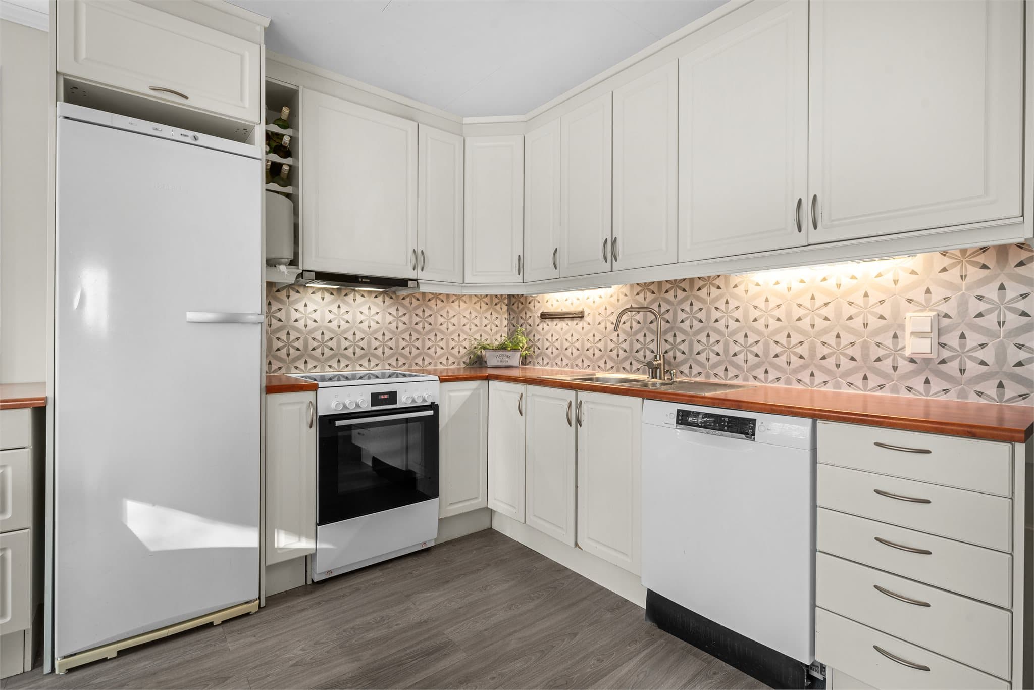 Det er rikelig med oppbevaringsplass i skap og skuffer, samt plass for frittstående hvitevarer.