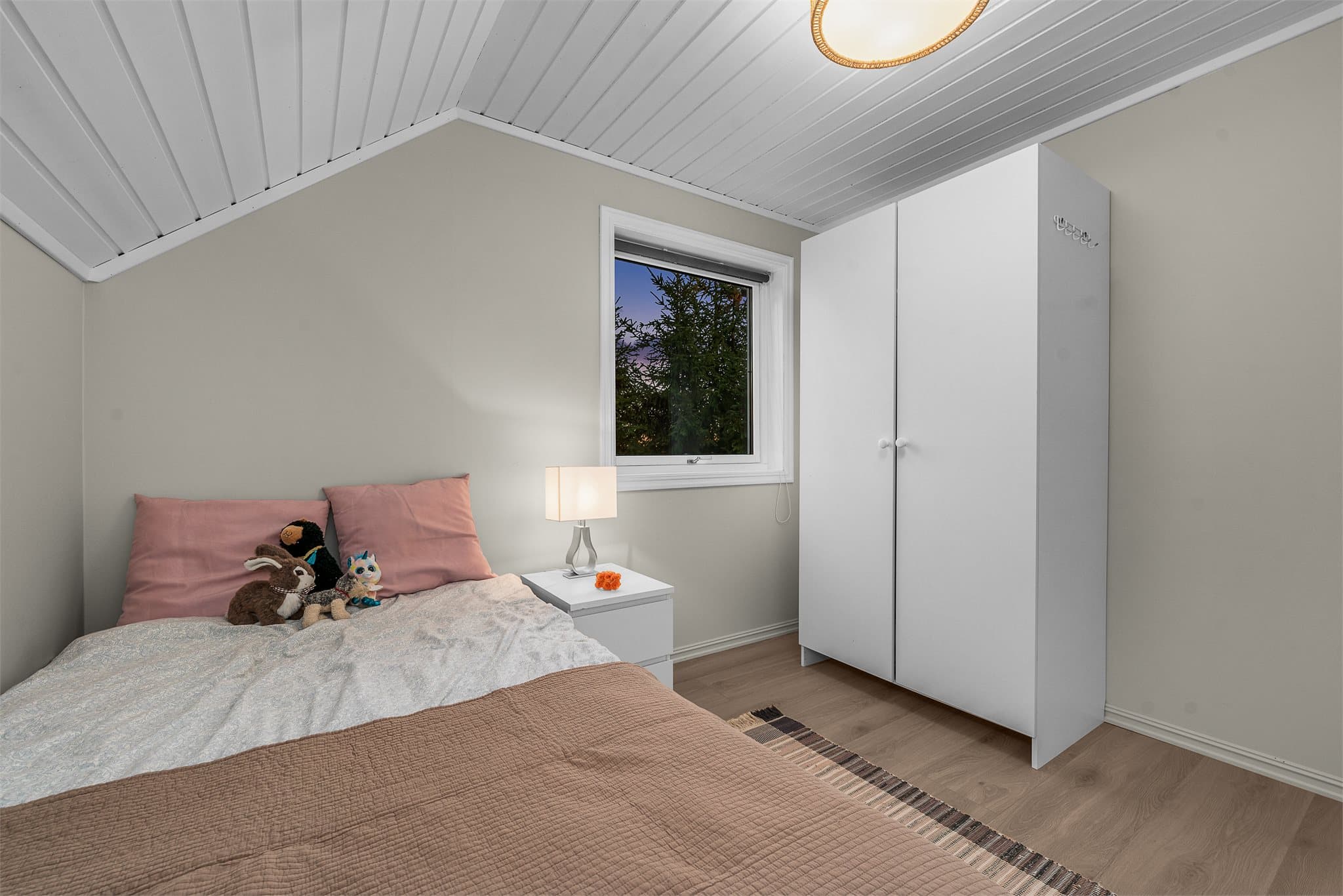 Plass for garderobeskap og skrivebord.