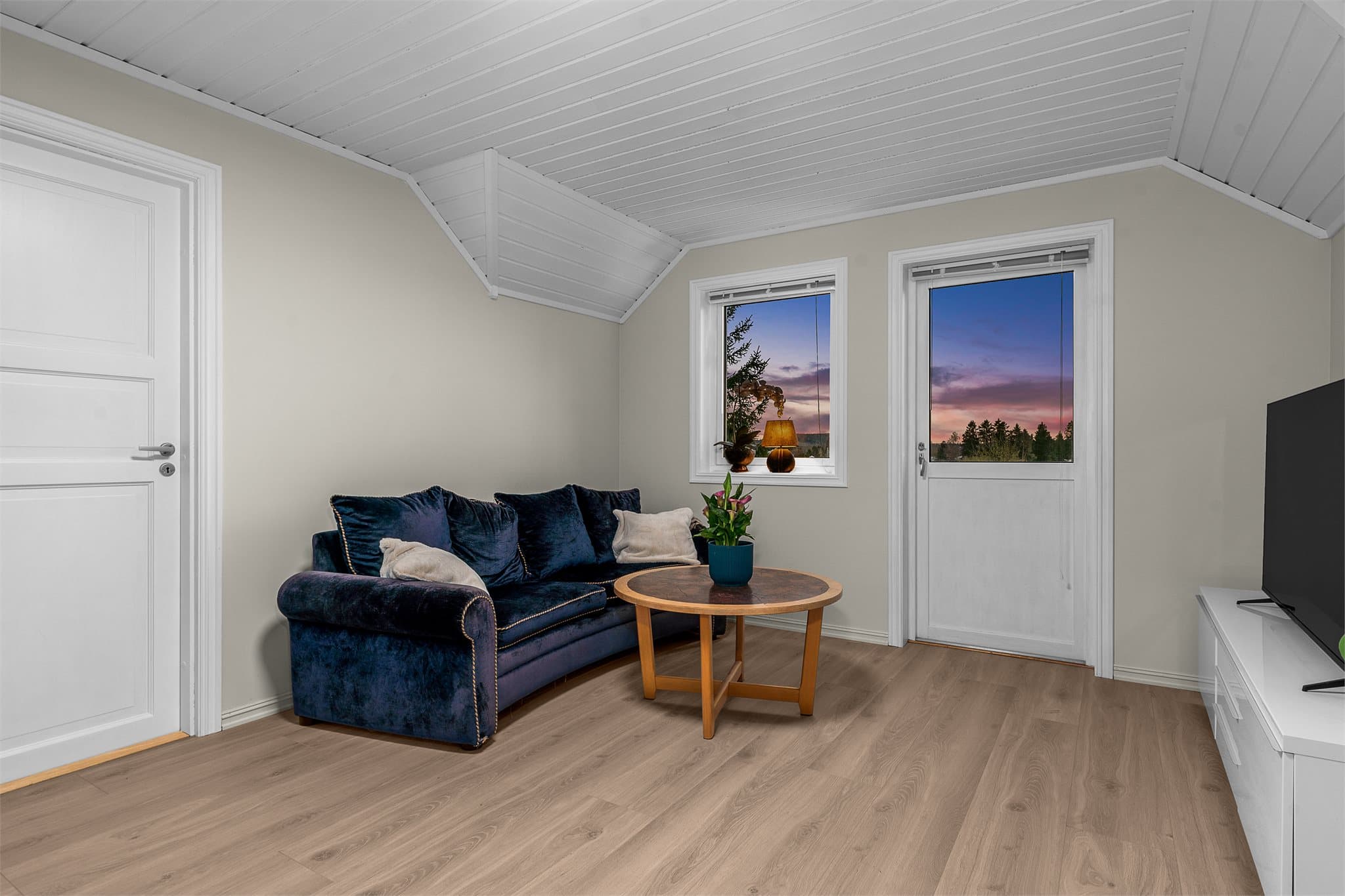 Fra loftstuen er det utgang til balkong. Herfra er det også nydelig utsikt over nærområdet.