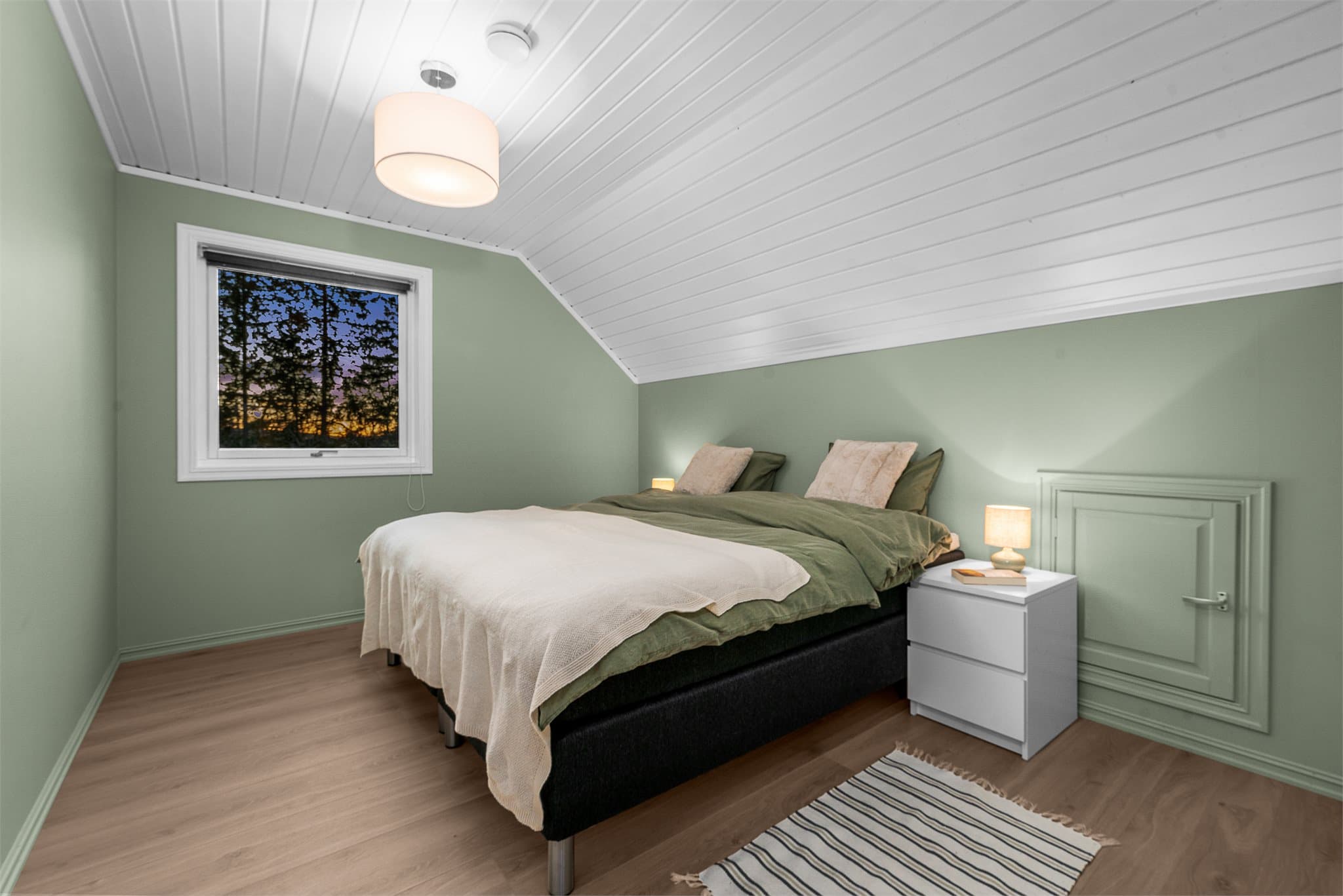 Hovedsoverom med god plass for dobbelseng og klesoppbevaring. Lagringsplass i kneloft.