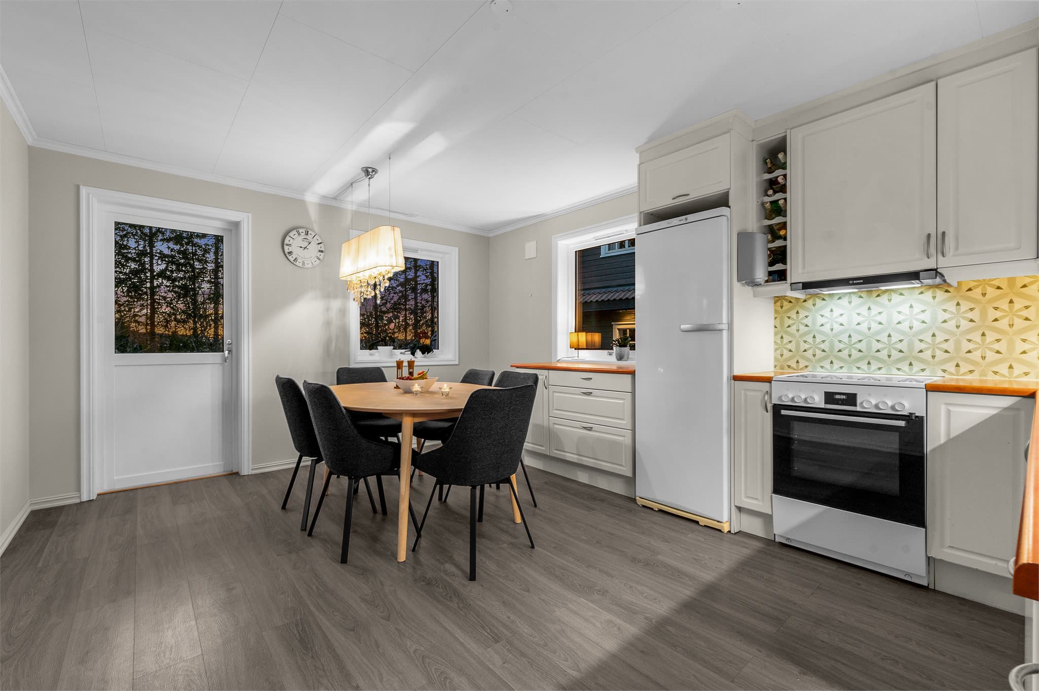 Kjøkkenet er av god størrelse med plass for spisebord.