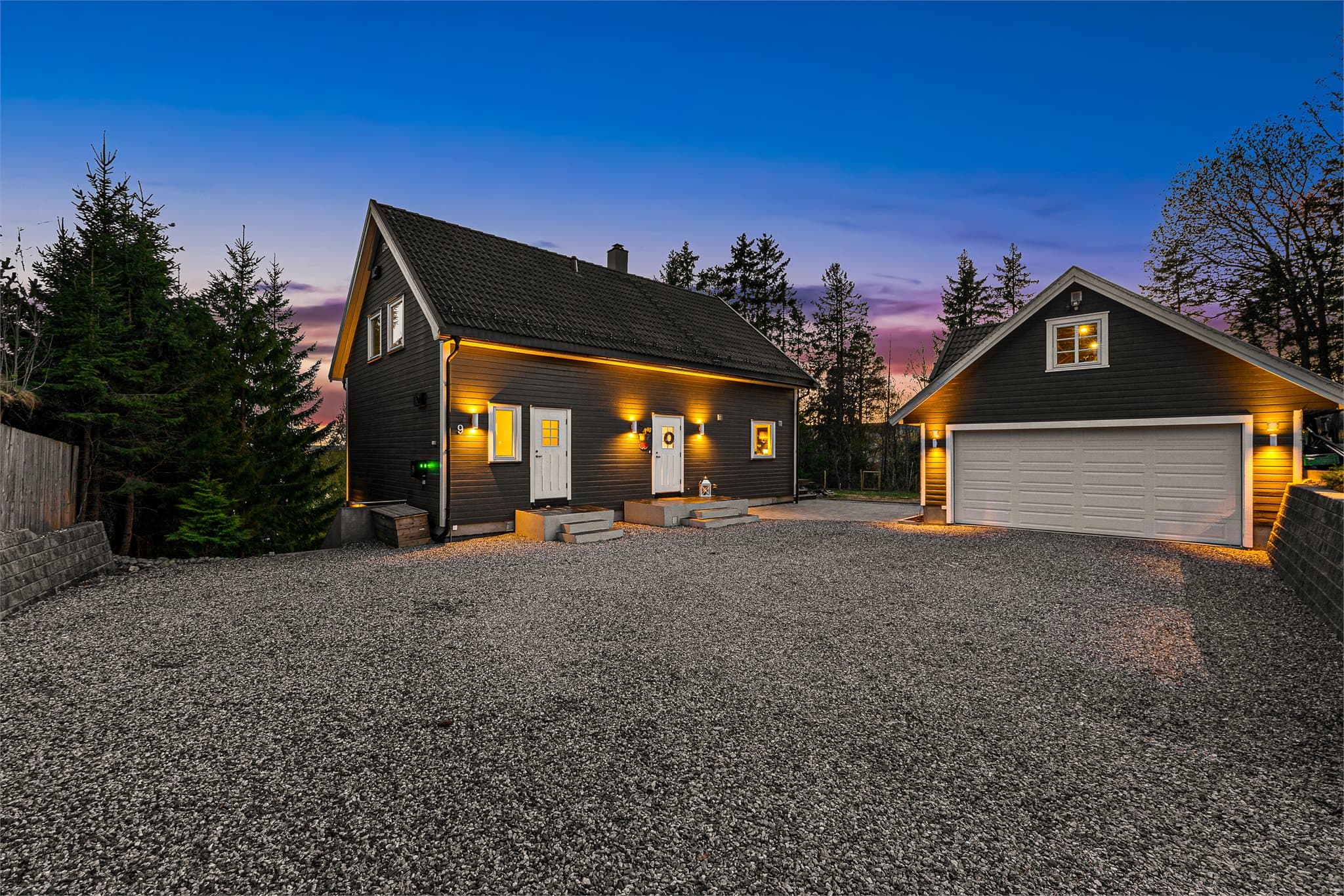 Det er rikelig med biloppstillingsplass, dobbelgarasje med 2. etasje og tre elbilladere på eiendommen.