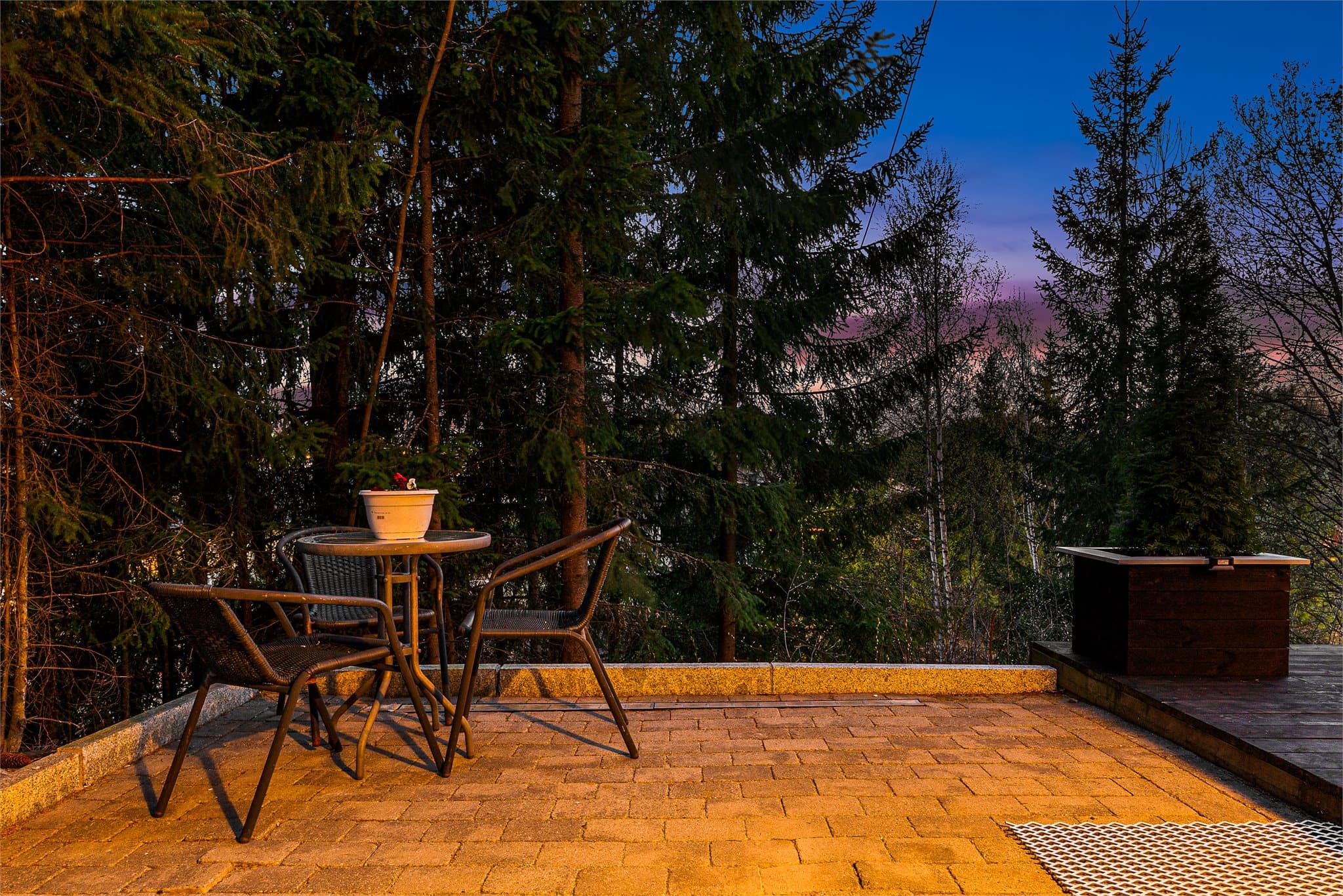 Terrasser og stenlagte partier flere steder på eiendommen gjør at sola kan nytes gjennom døgnet.