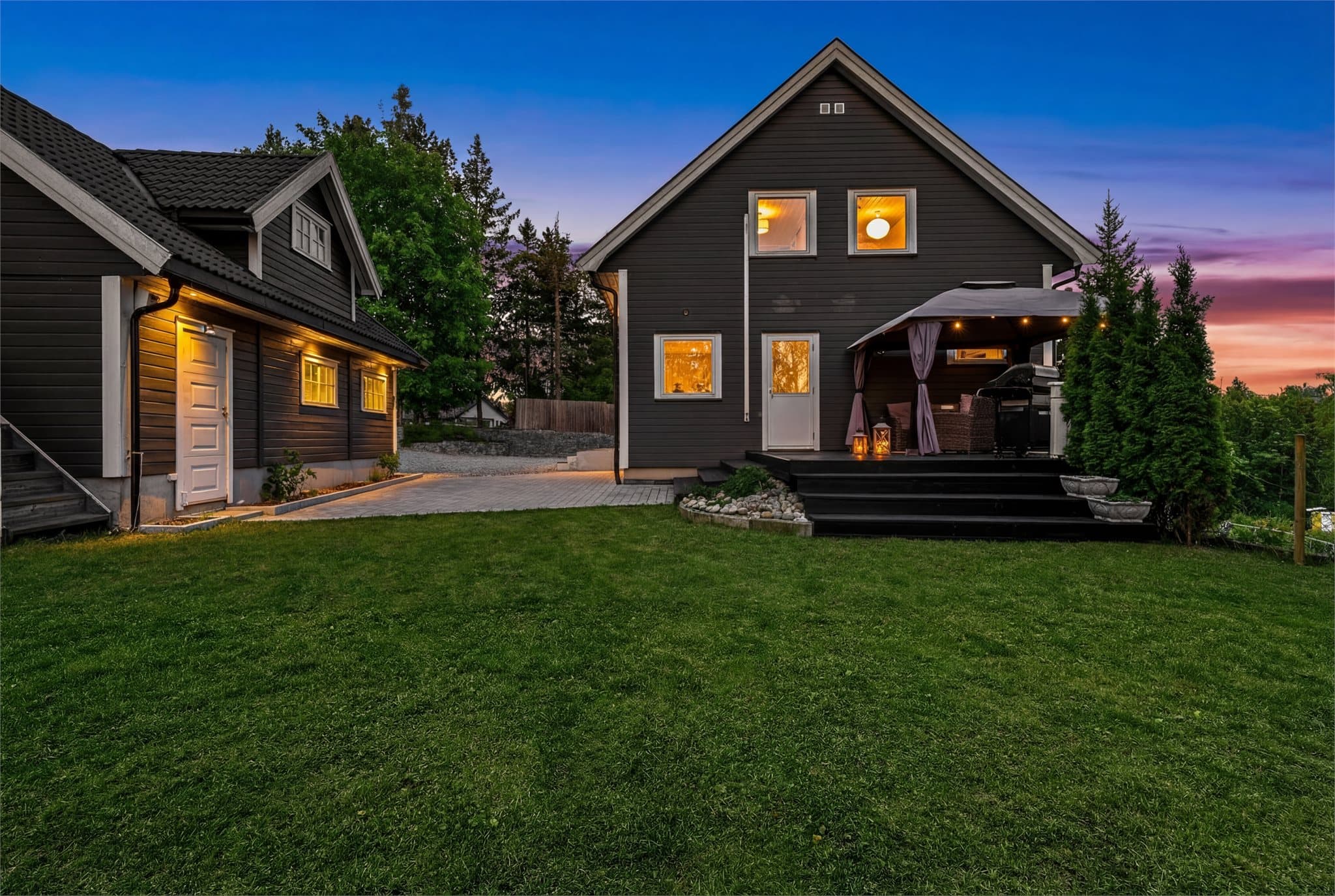 En nydelig enebolig over tre plan med leilighet i underetasje og hybeldel i 1. etasje. Bildet er digitalt redigert fra vår til sommer og noe avvik kan forekomme.