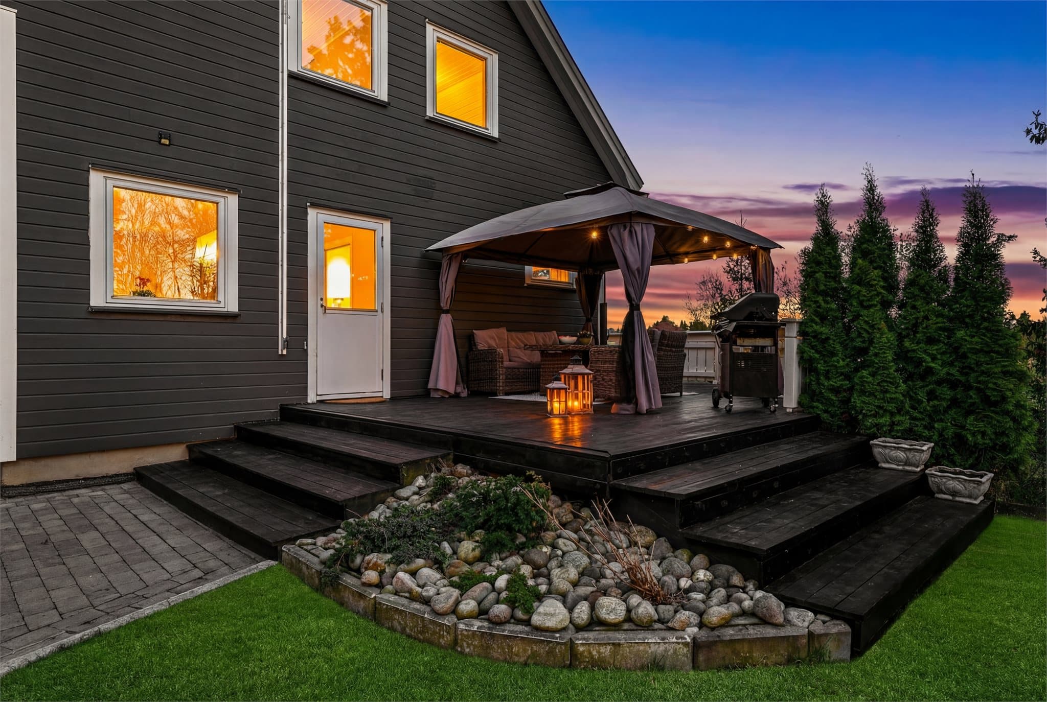 Boligen har flere flotte uteplasser med gode solforhold. Bildet er digitalt redigert fra vår til sommer og noe avvik kan forekomme.