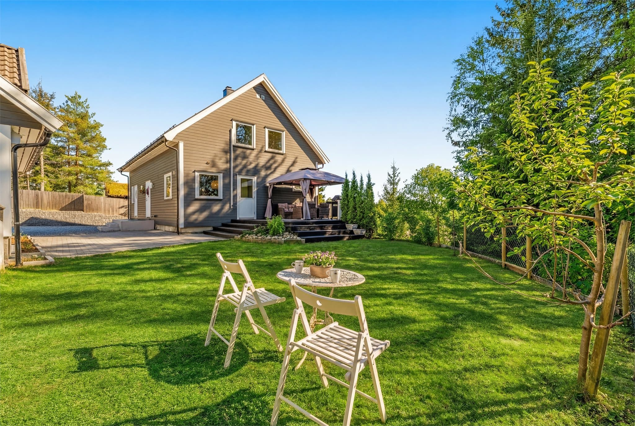 Fine solforhold! Hagen består av stenlagt parti, terrasser og grøntareal. Deler av opparbeidet hage går over på kommunaleiendom regulert til grøntstruktur mm. Se salgsoppgave. Bildet er digitalt redigert fra vår til sommer og noe avvik kan forekomme.