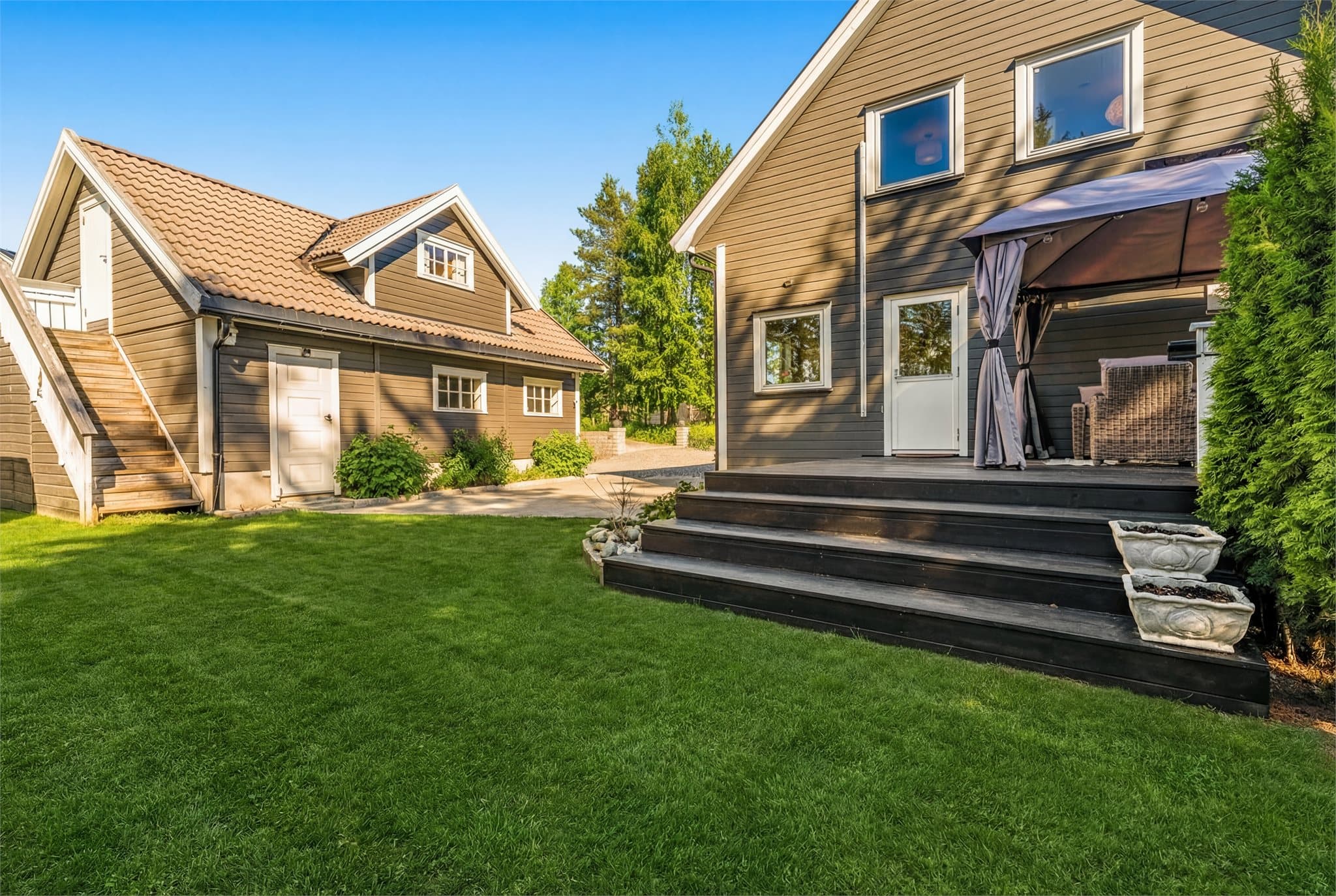 Garasjen er oppført i 2010 og har loftsrom for ekstra lagring og hobby, 186 cm takhøyde i midten. Bildet er digitalt redigert fra vår til sommer og noe avvik kan forekomme.