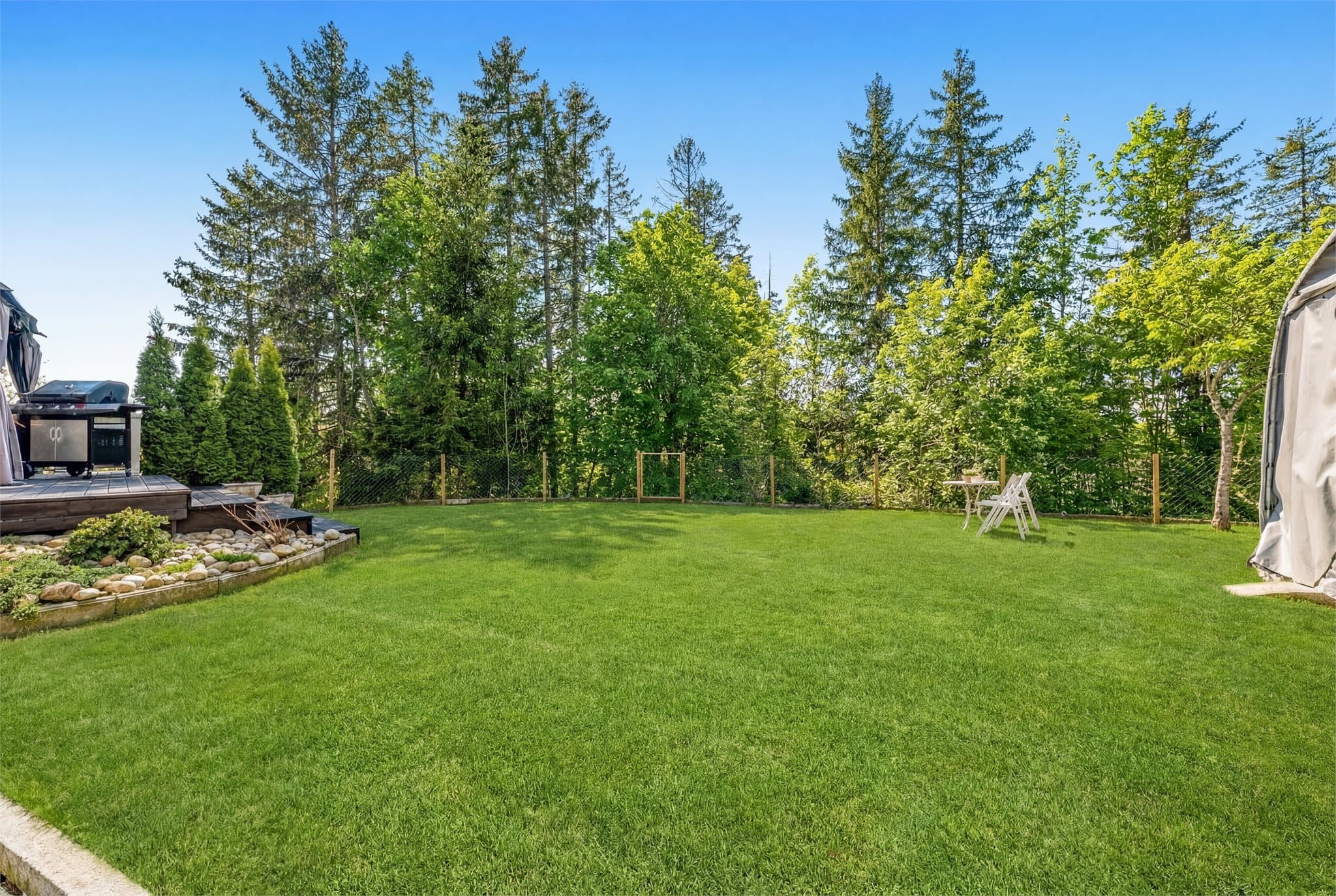 Rikelig med boltreplass for både to- og firbente. Del av hagen går over på naboeiendommen, se salgsoppgave. Bildet er digitalt redigert fra vår til sommer og noe avvik kan forekomme.