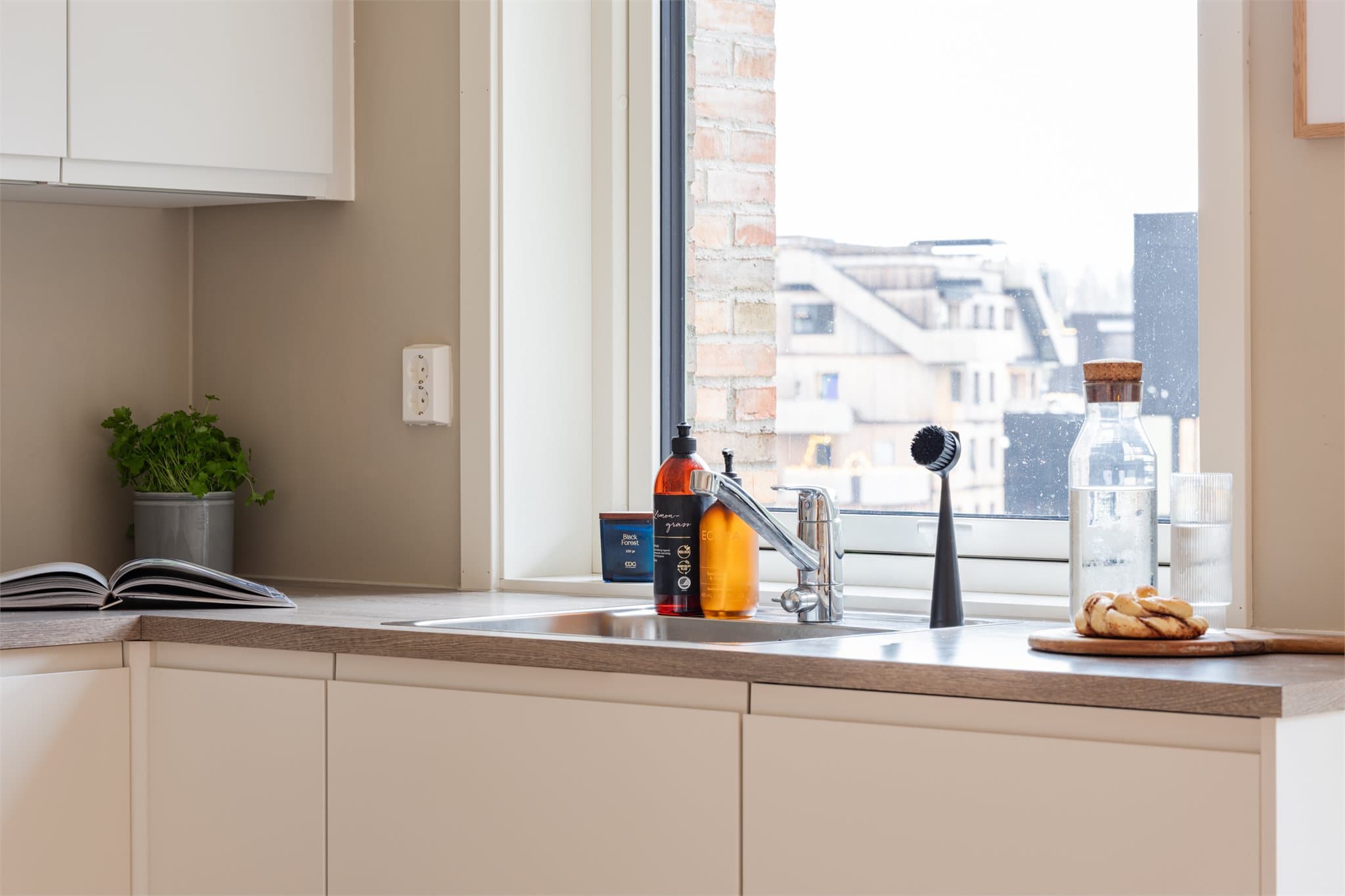 Benkeplaten i 30mm laminat er slitesterk og enkel å vedlikeholde.