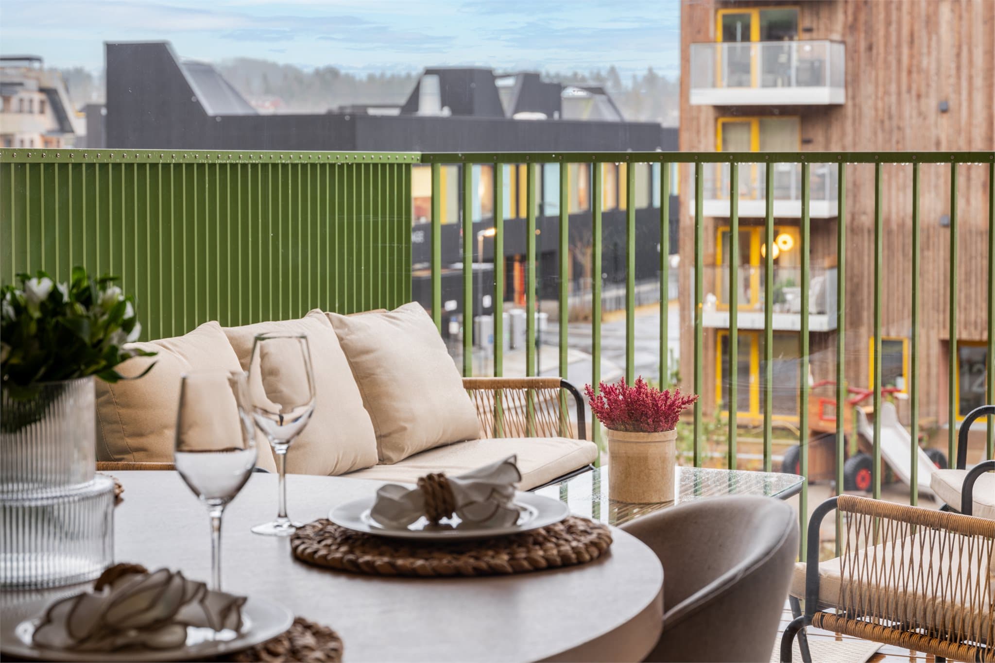 Uteplassen blir en naturlig forlengelse av stuen i sommerhalvåret.