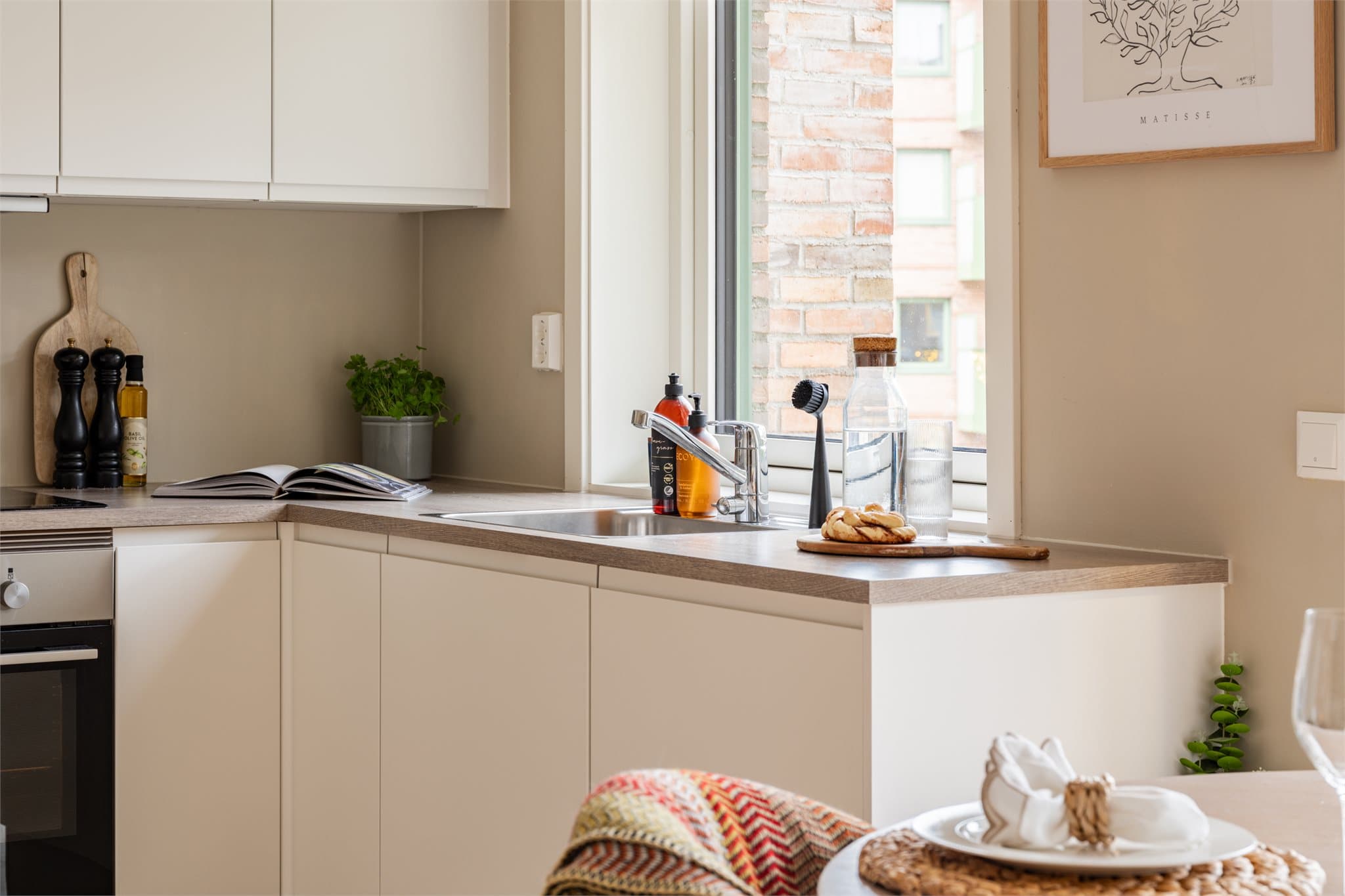 Balansert ventilasjon i leiligheten bidrar til et sunt og godt inneklima og energibesparende oppvarming.