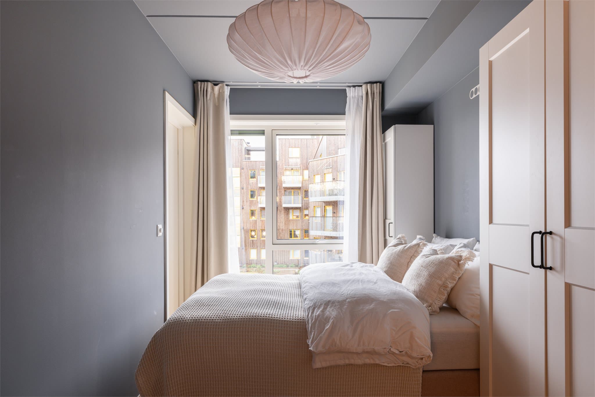 Leilighetens soverom har god plass til dobbeltseng og oppbevaring.