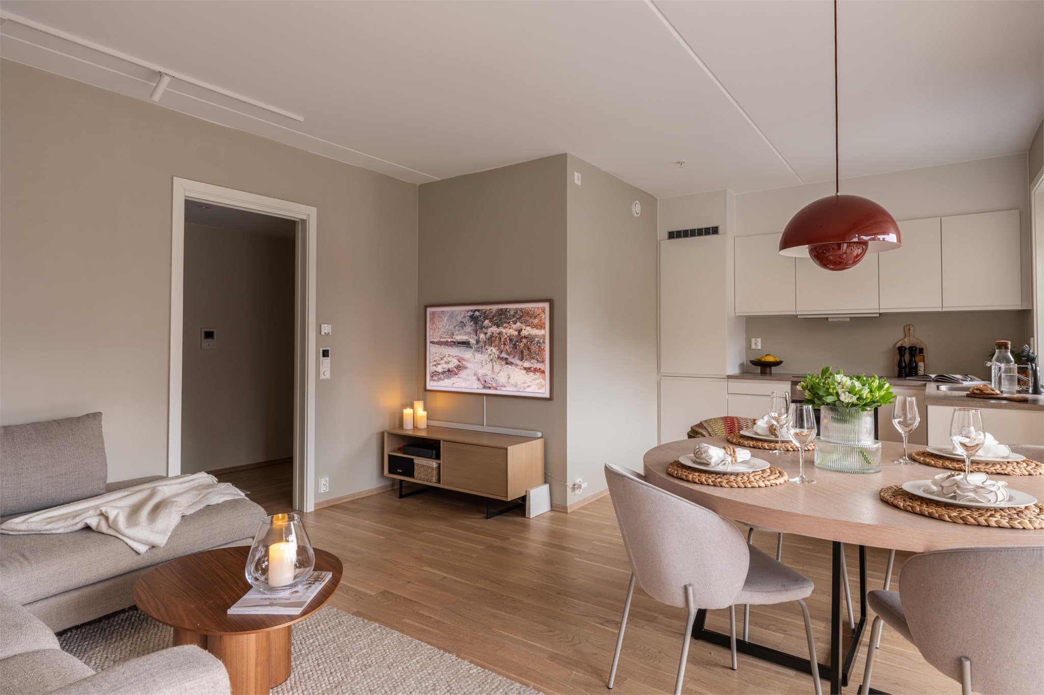 Stuen har en takhøyde på 2,5 meter og vannbåren gulvvarme som gir en jevn varme.