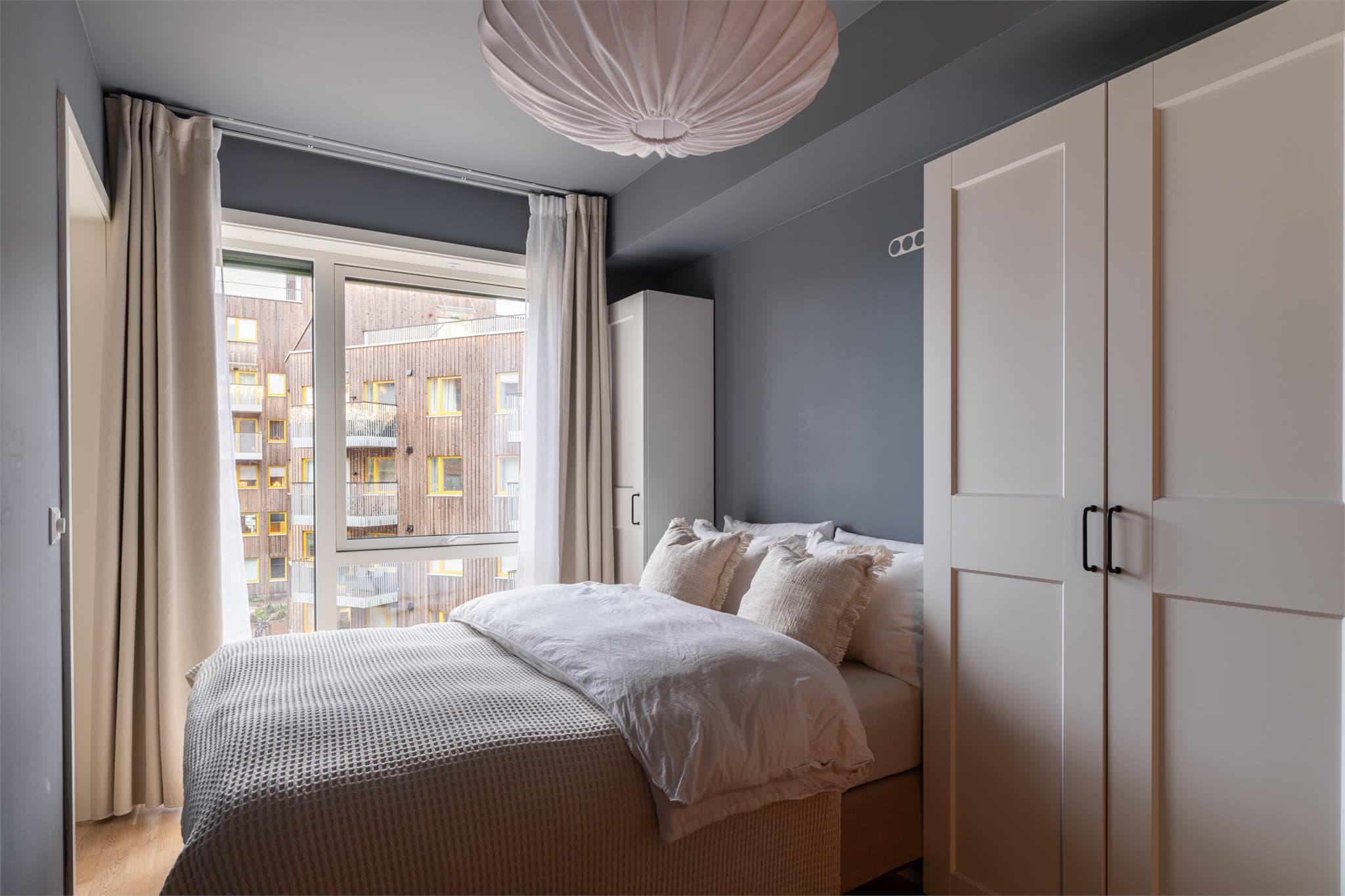 Rommet er utstyrt med et praktisk garderobeskap for effektiv oppbevaring.