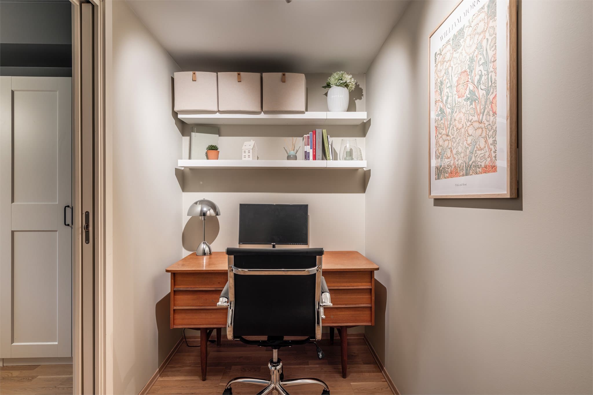 Bod som brukes som kontor. Rommet gir fleksibilitet for hjemmearbeid, hobbyrom eller ekstra lagringsplass.