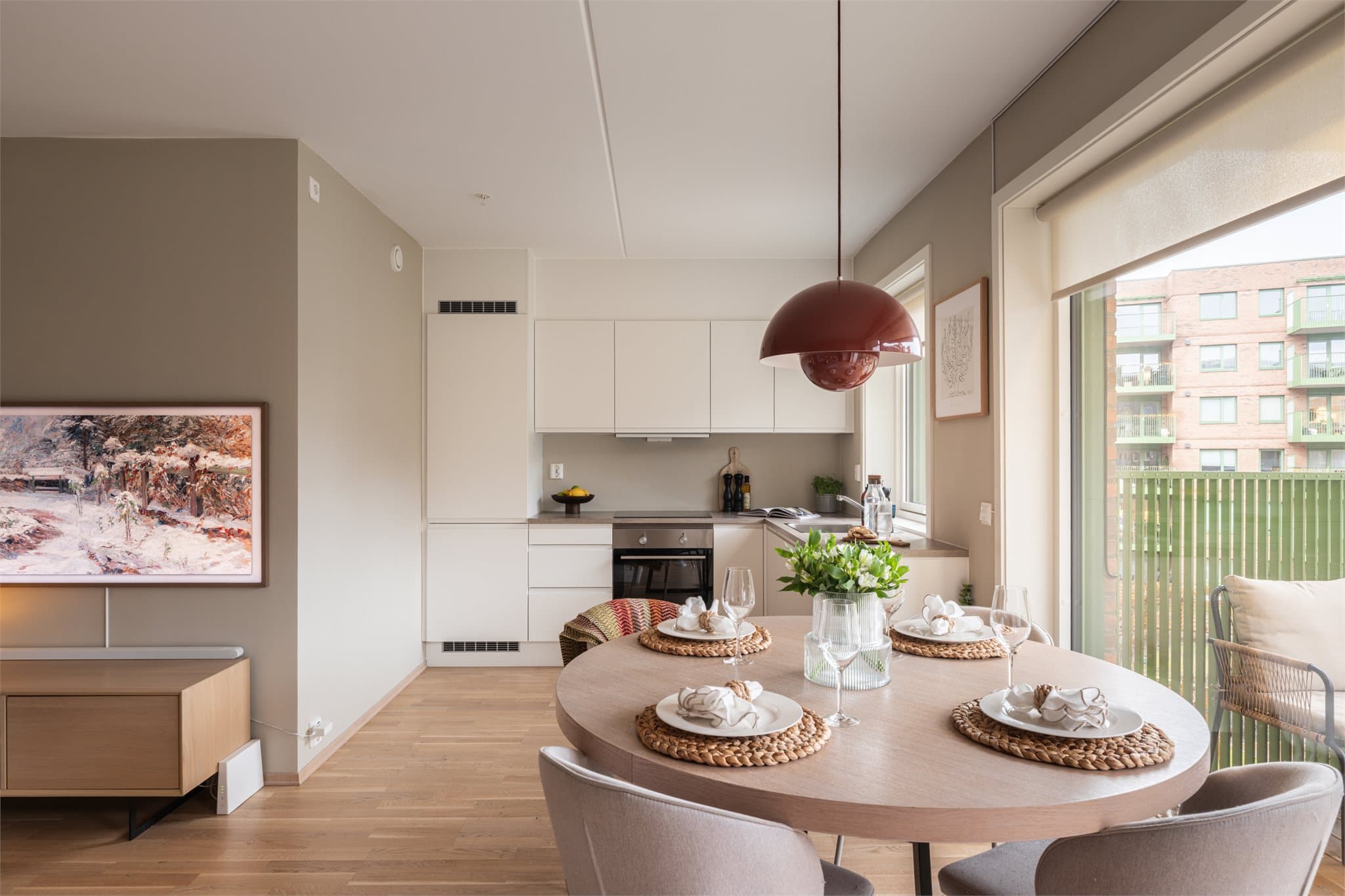 Kjøkkenet fra HTH har en stilren, hvit innredning med integrerte hvitevarer.