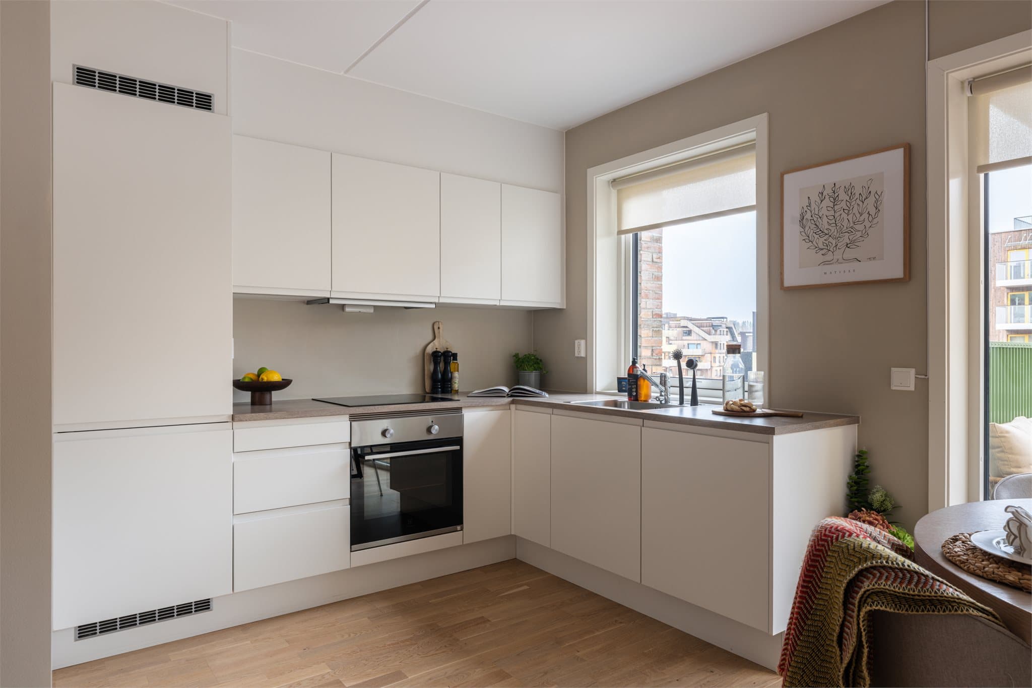 Leiligheten fra 2023 har en arealeffektiv planløsning og gjennomgående eikelaminat.