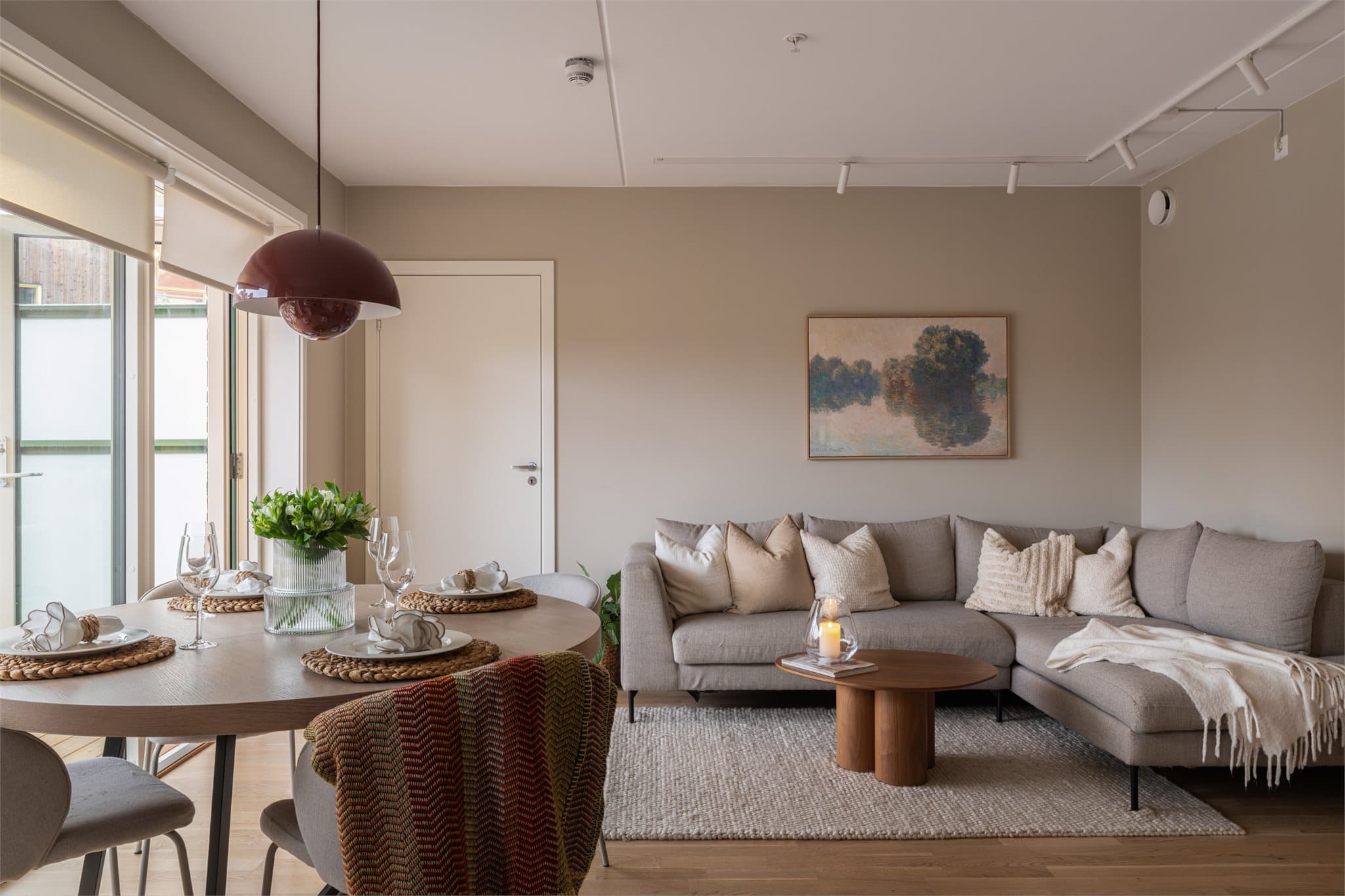 Den åpne løsningen gir god plass til en spiseplass i overgangen mot kjøkkenet.