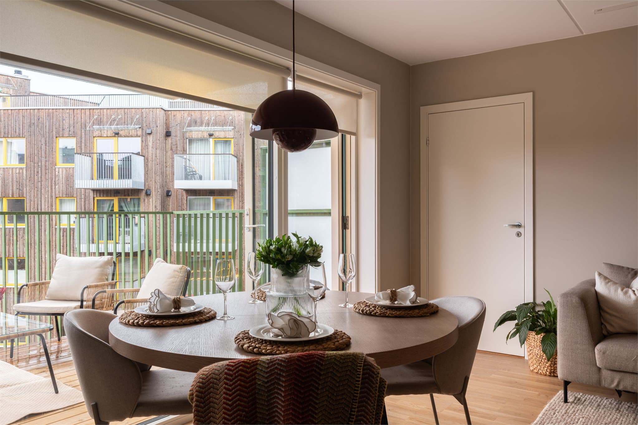 Fra spiseplassen har man en fin overgang til uteplassen på balkongen.