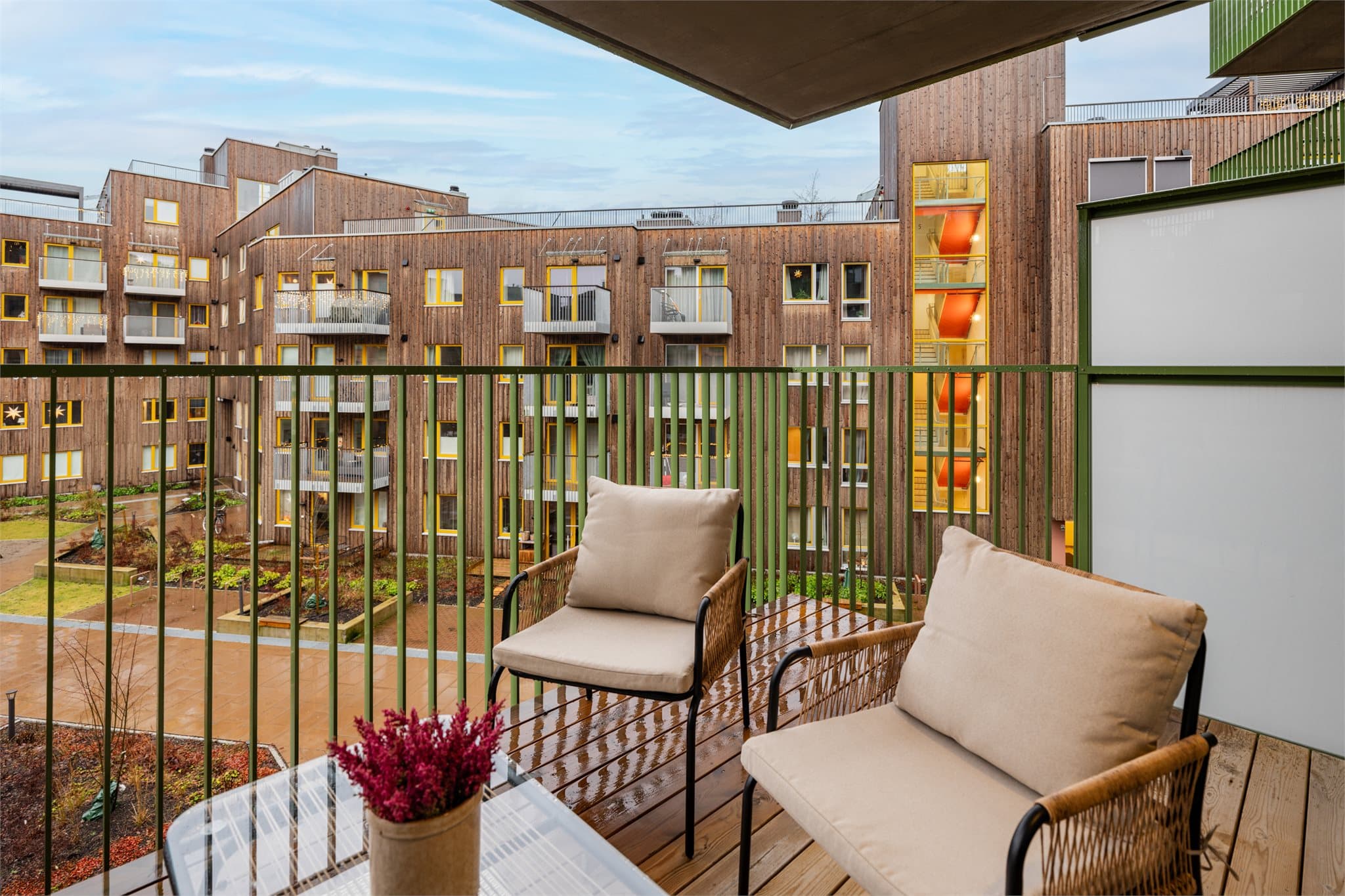 Balkongen er delvis overbygget.