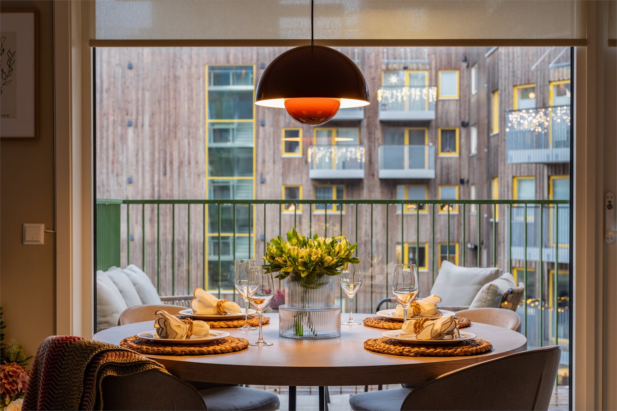 Her kan man nyte måltider med utsikt mot borettslagets fellesarealer.