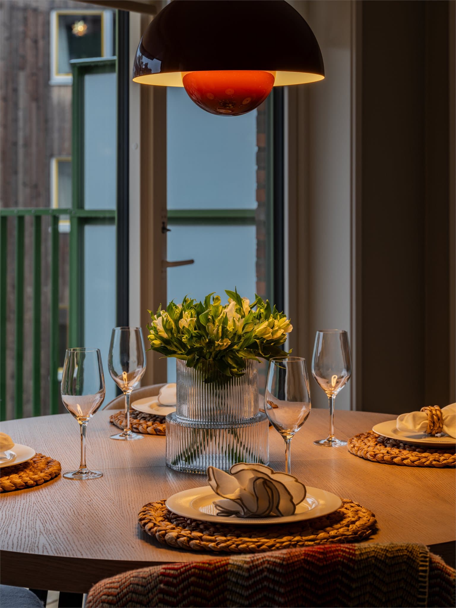 En gjennomtenkt planløsning som forener matlaging, måltider og avslapning.