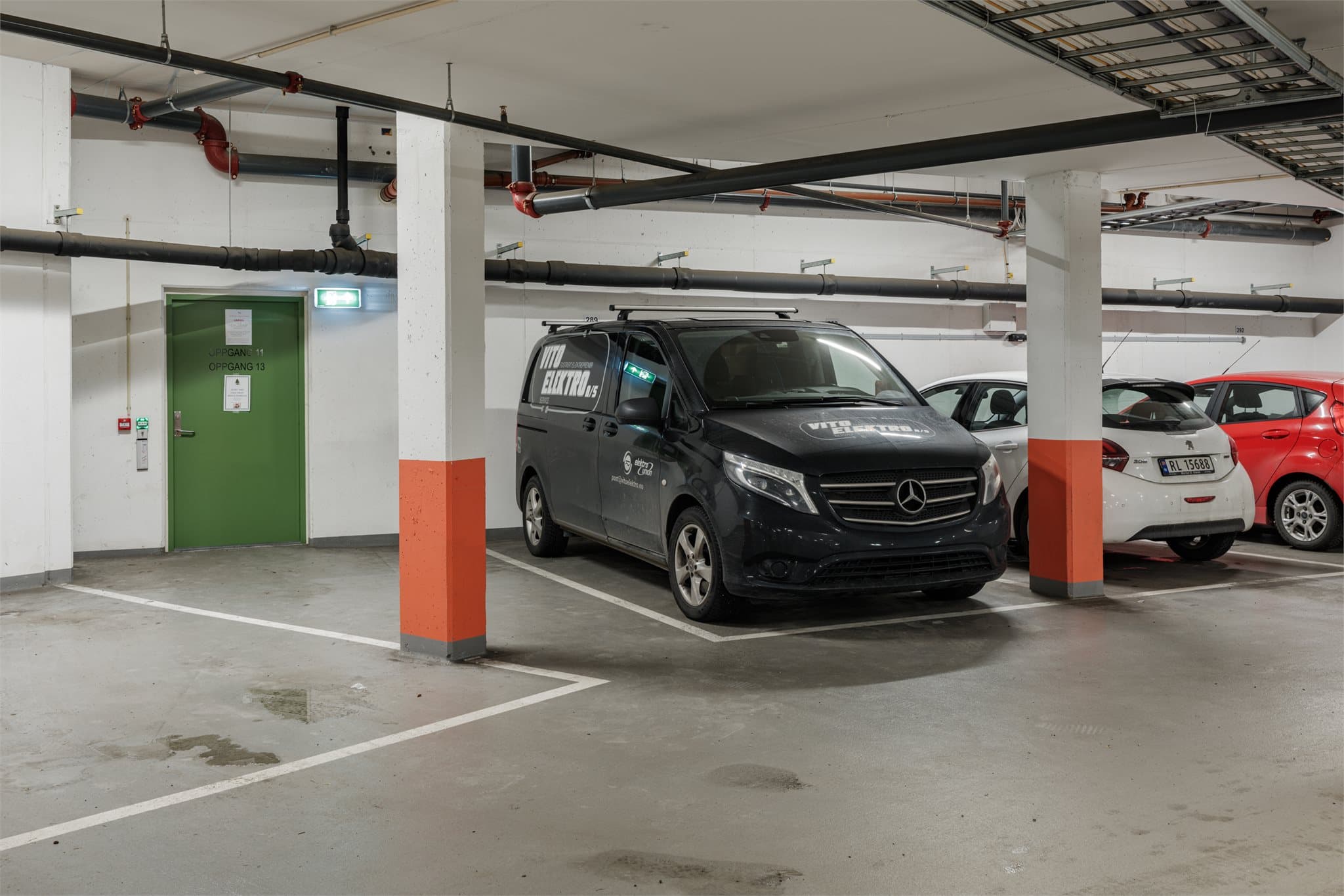 Det medfølger fast p-plass i garasje, samt en bod på 5 m² i kjeller.