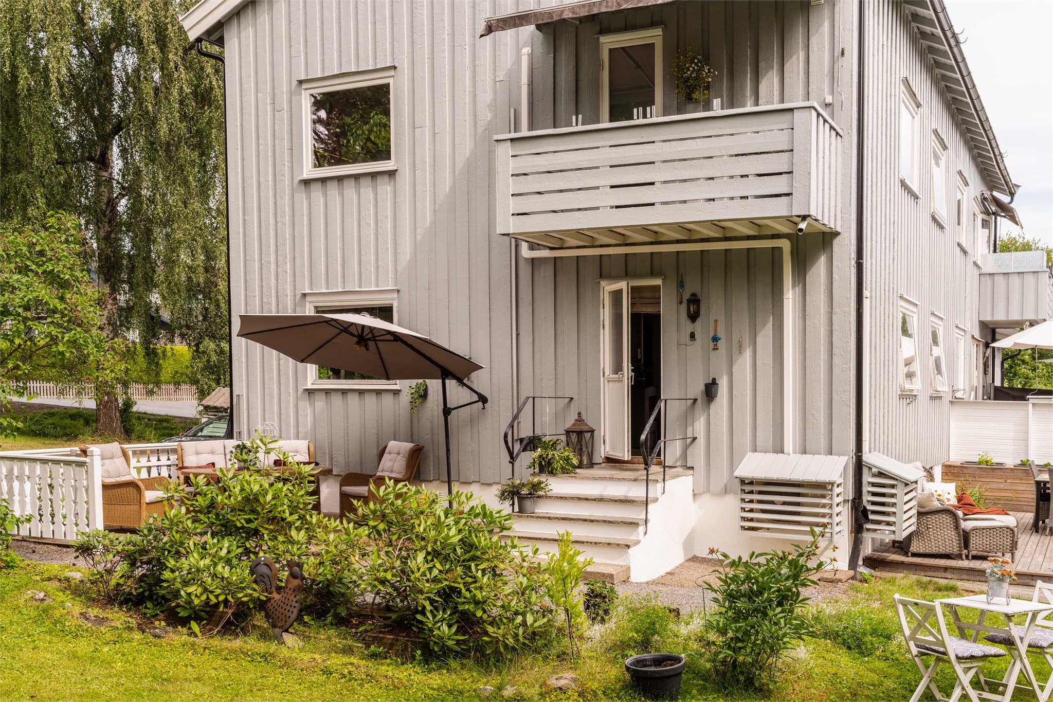 Boligen sett fra hagesiden, med to store terrasser i hver sin retning