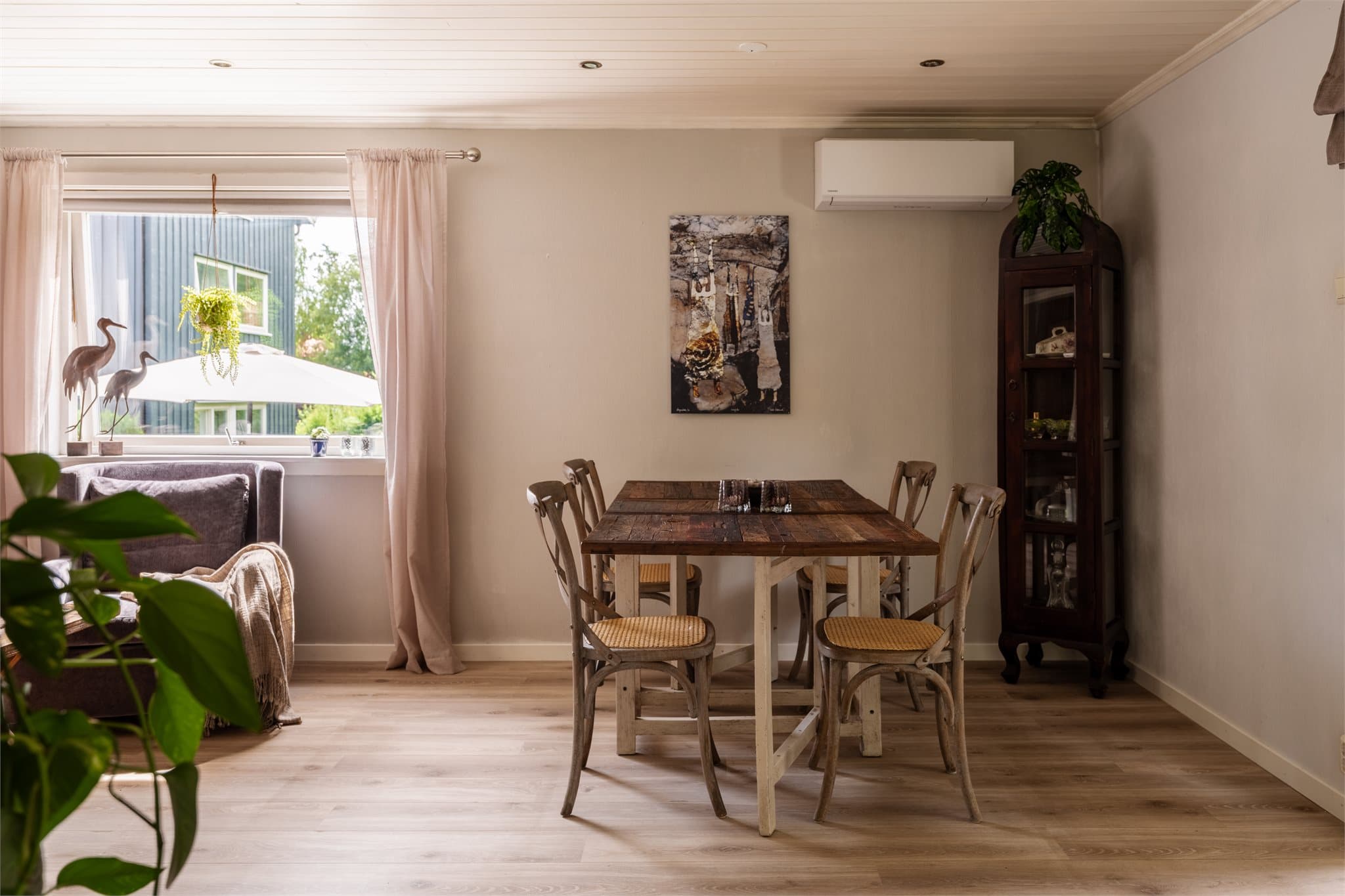 Spiseplass med naturlig lys fra store vinduer