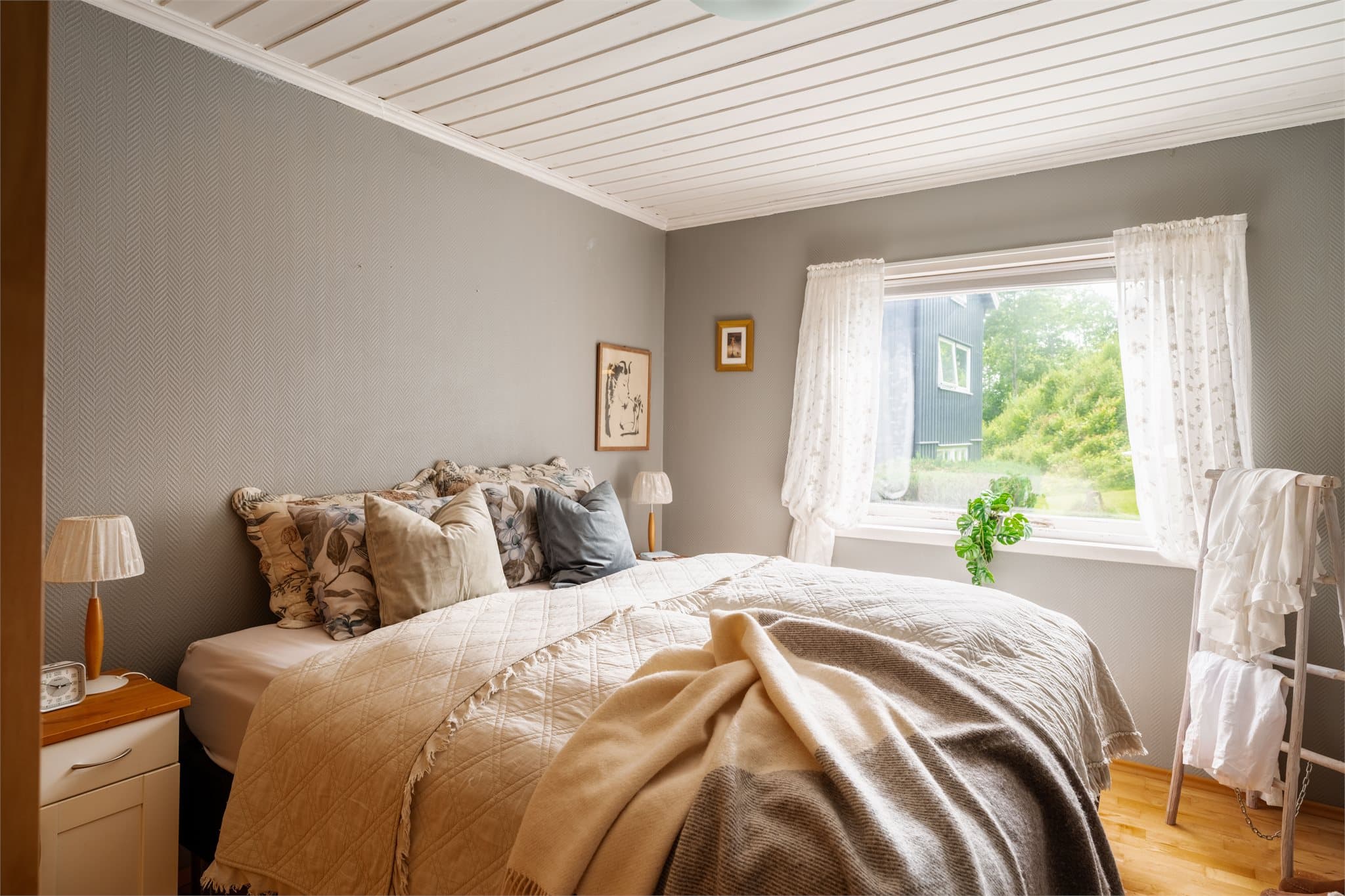 Hovedsoverom med god plass og rolige farger