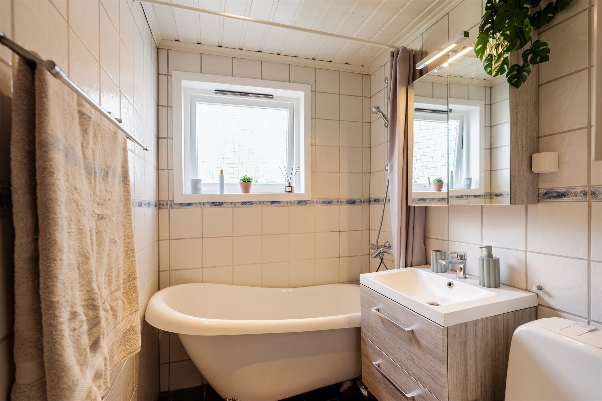 Bad med badekar og god naturlig belysning