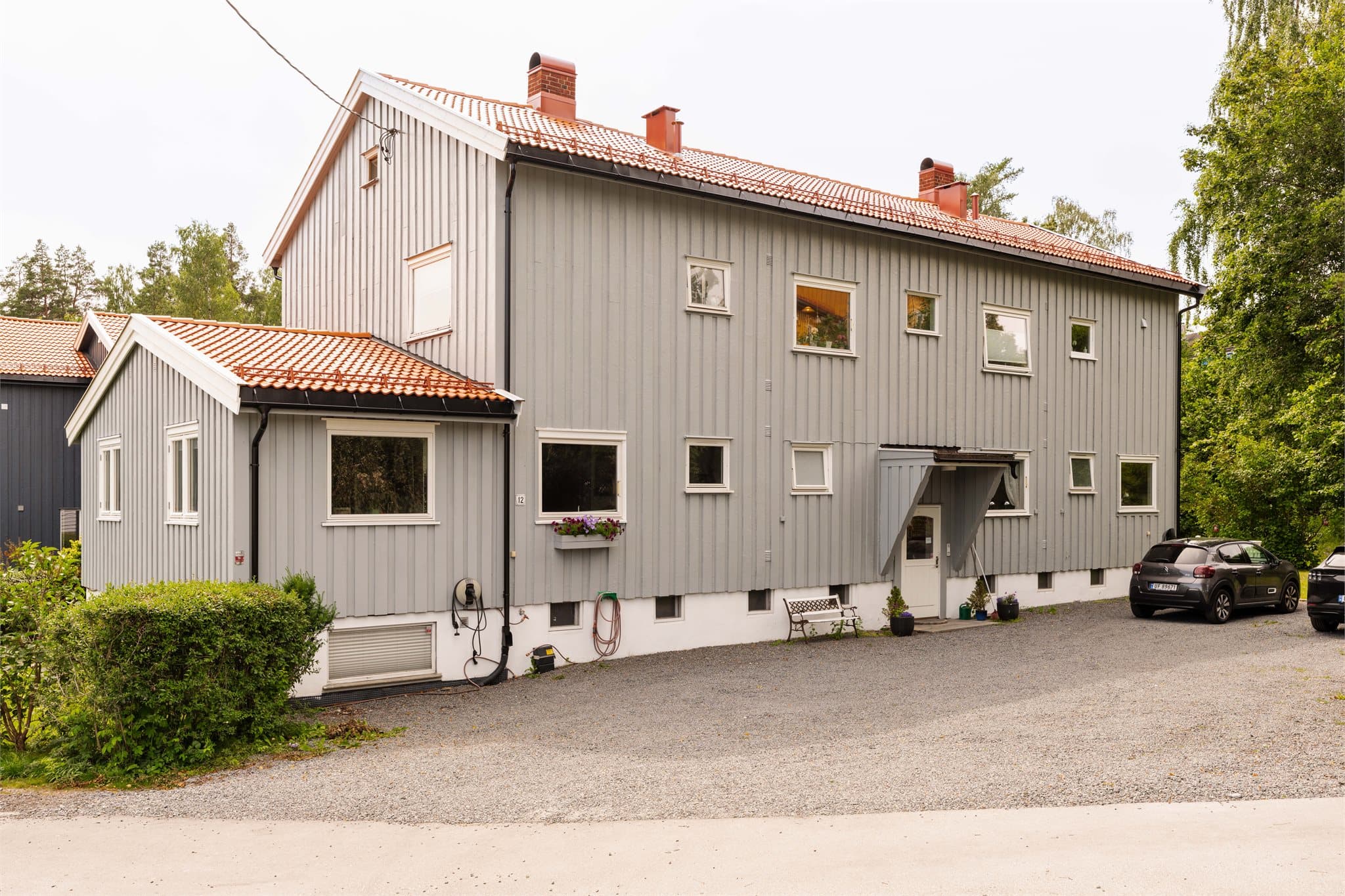 Boligen sett fra gårdsplassen, med god plass til parkering