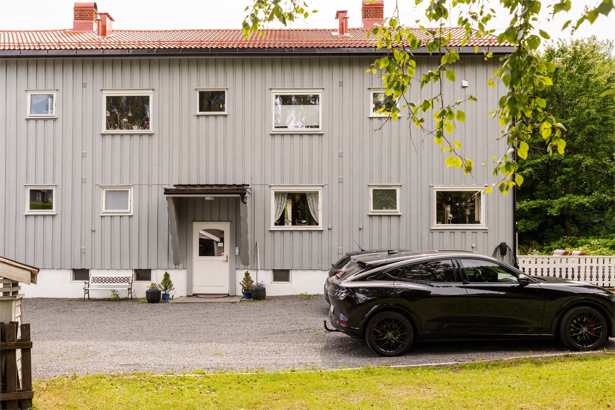 Innkjørsel med god plass til flere biler