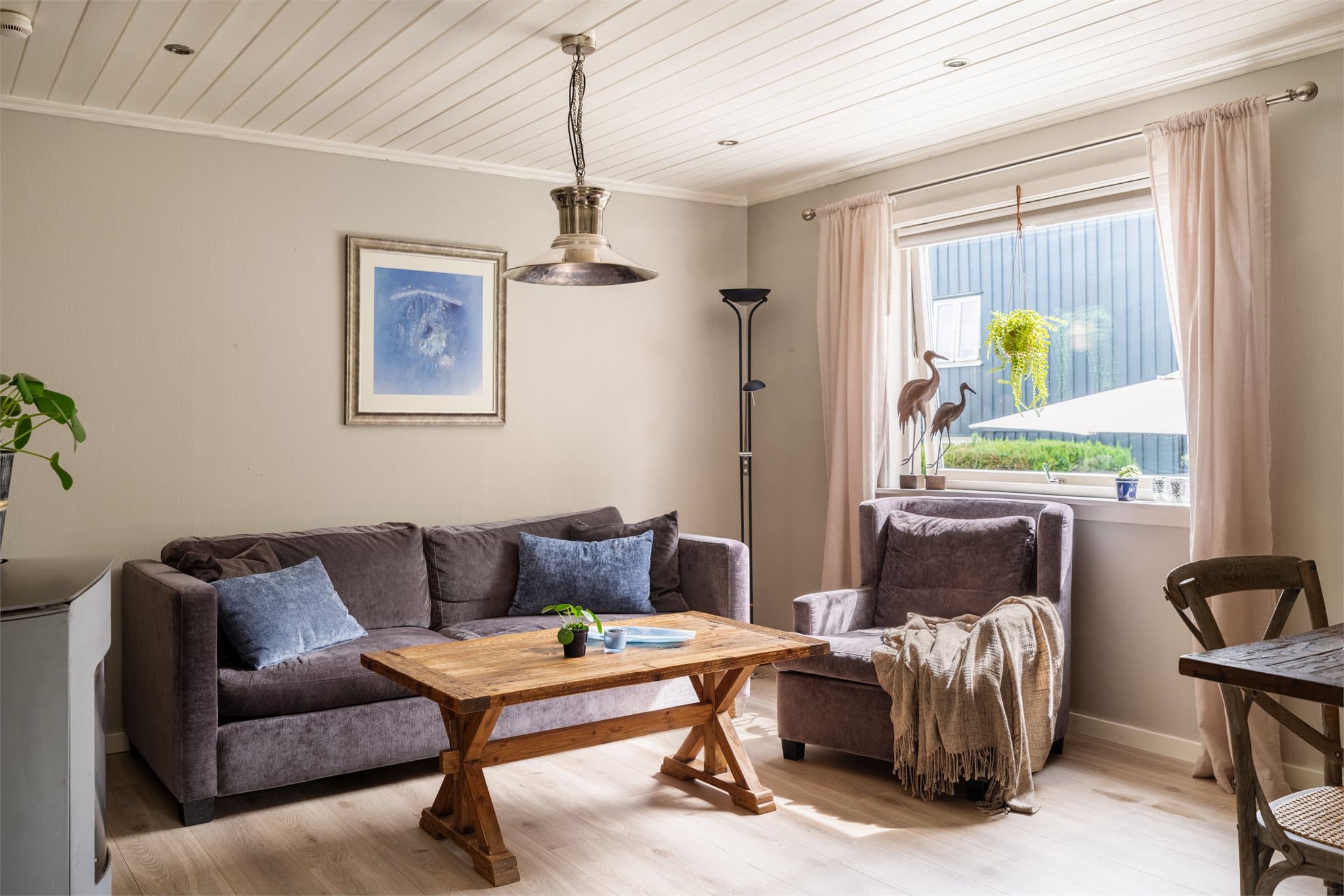 Romslig stue med plass til hele familien