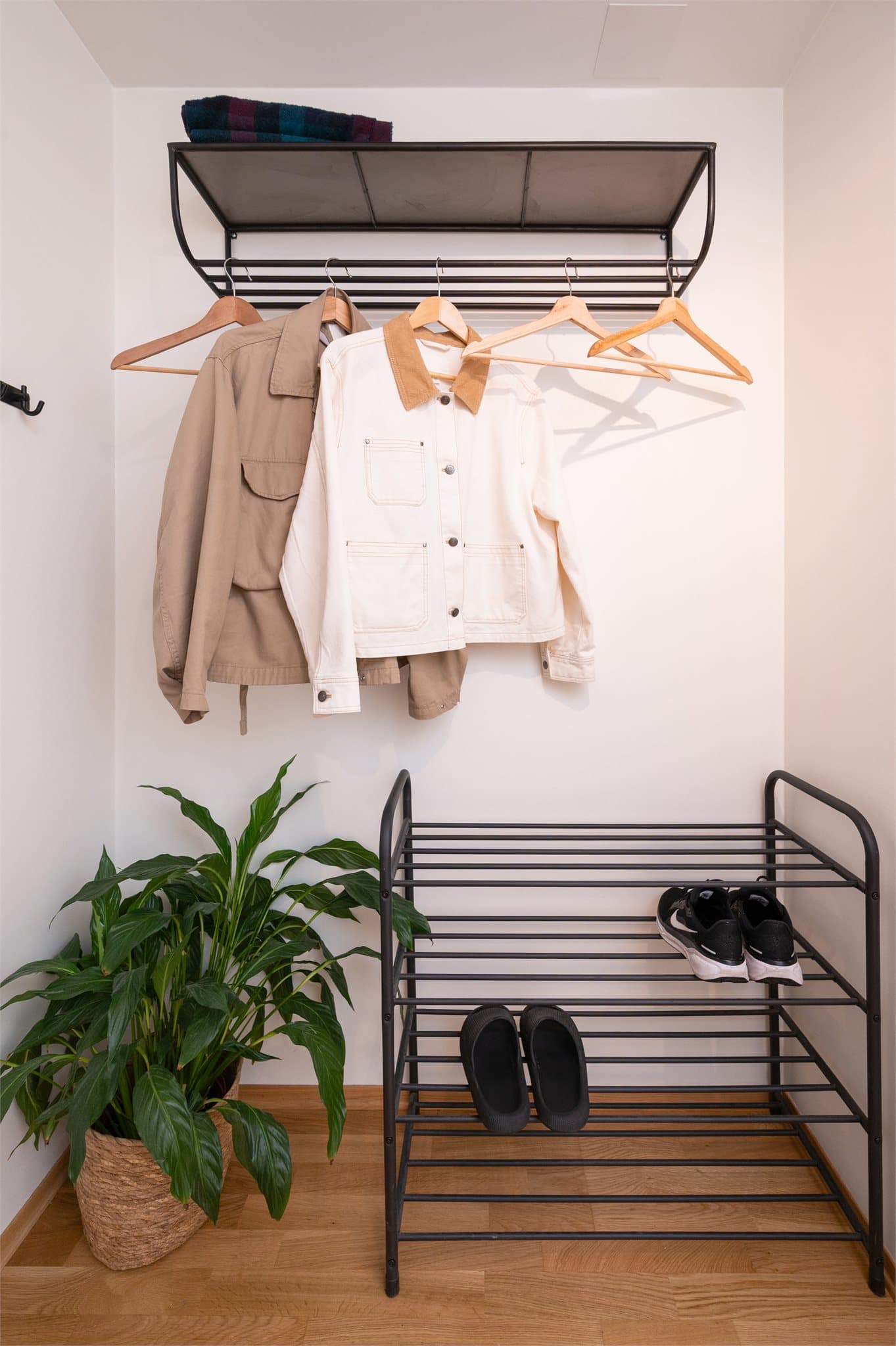 God plass til skoskap og klesoppheng ved inngangsparti.