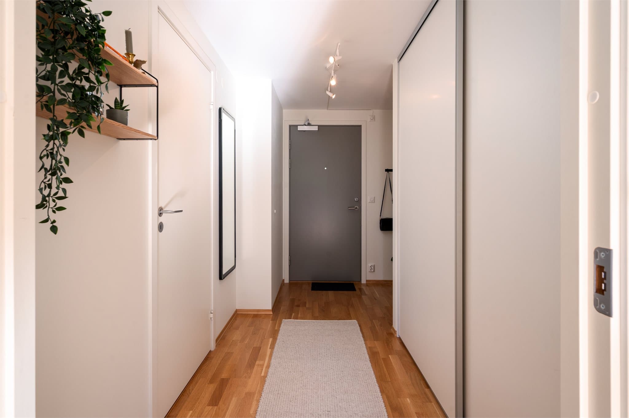 Entrèen er innbydende og romslig, med god plass til oppbevaring i skyvedørsgarderoben.