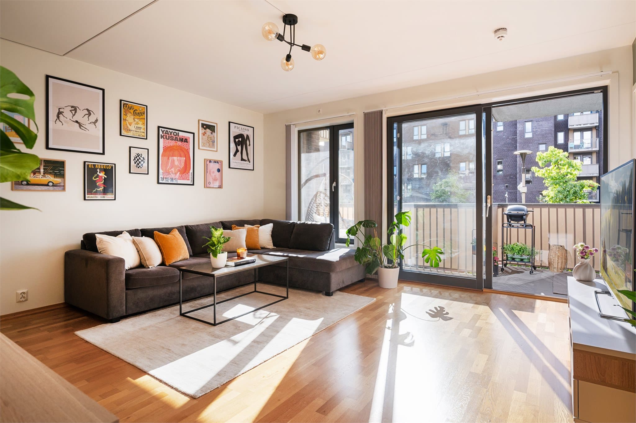 De store vinduene slipper mye naturlig lys inn til leiligheten.