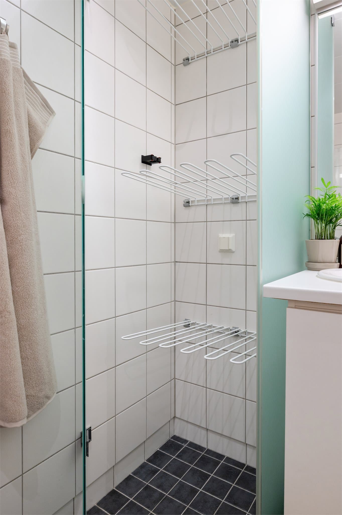 Svært praktisk tørkenisje hvor man kan henge fra seg klær til tørk, eller gjemme bort urent tøy i kurv.