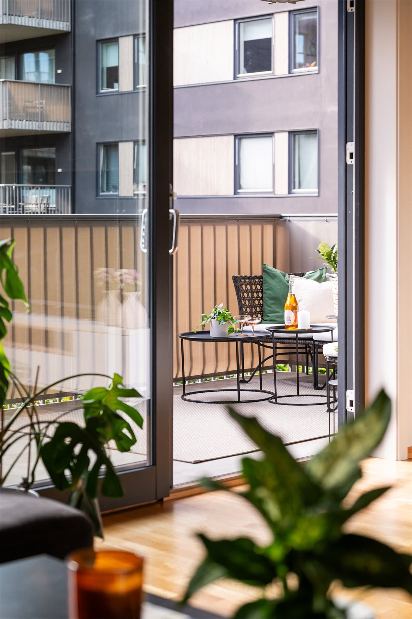 Skyvedørene til balkongen er plassbesparende både ute på balkongen, og inne i stuen.