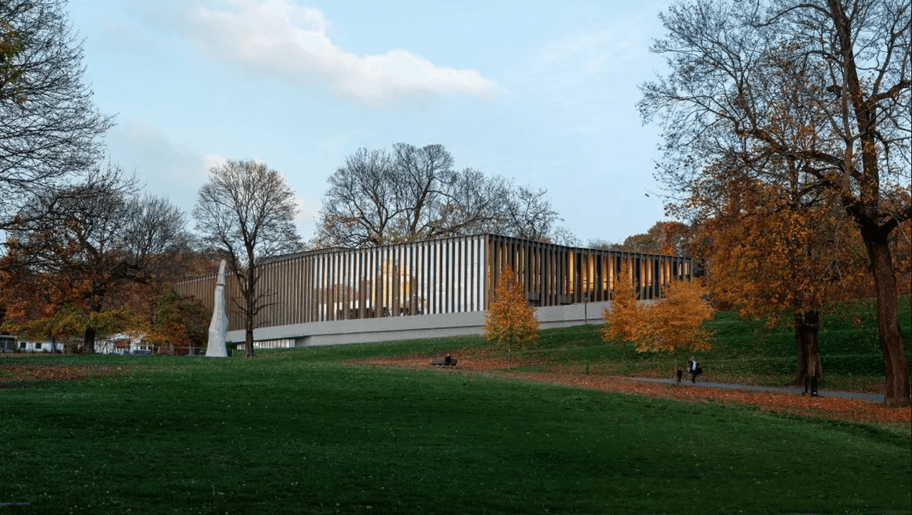 Det nye Tøyenbadet er et stenkast unna.