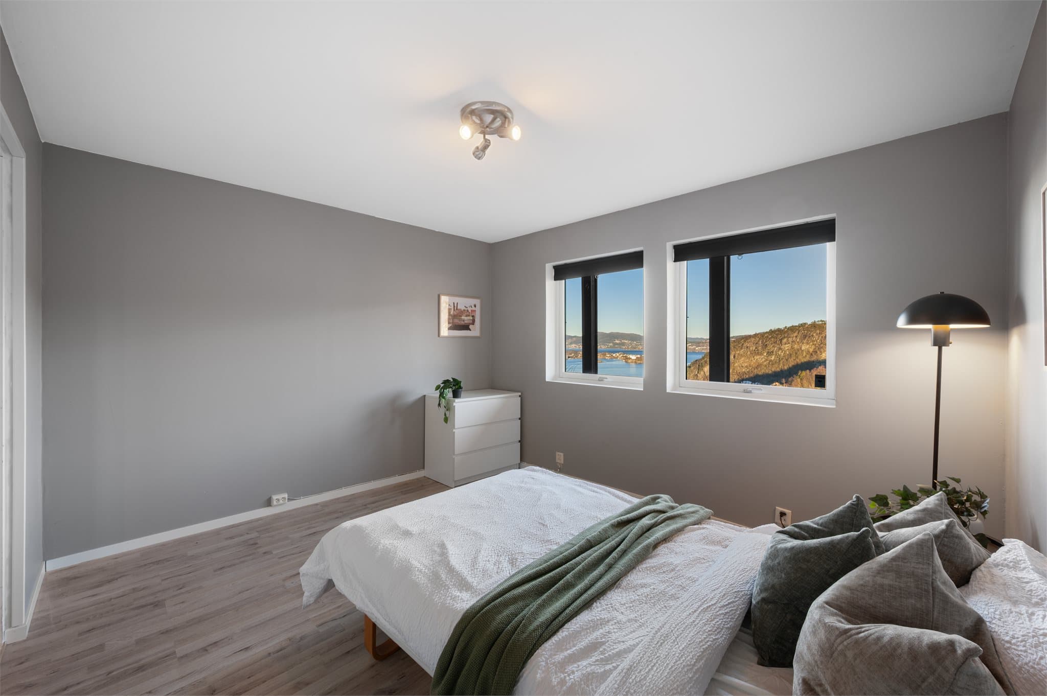 - Her har man god plass til dobbeltseng i ønsket størrelse og tilhørende møblement -