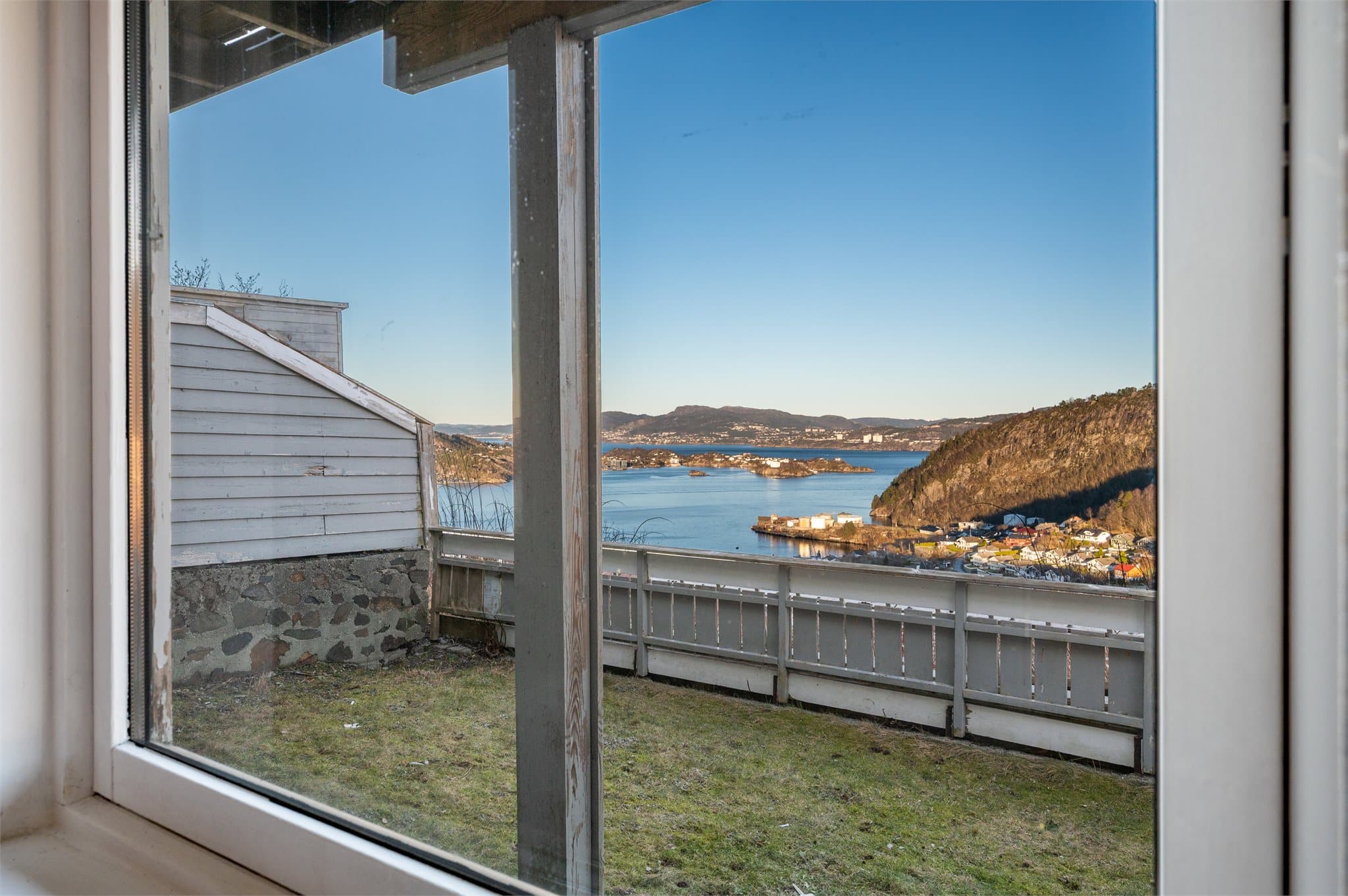 - Merk nydelig utsikt direkte fra soveromsvinduet (Byggemeldt som bod, ikke godkjent som soverom) -