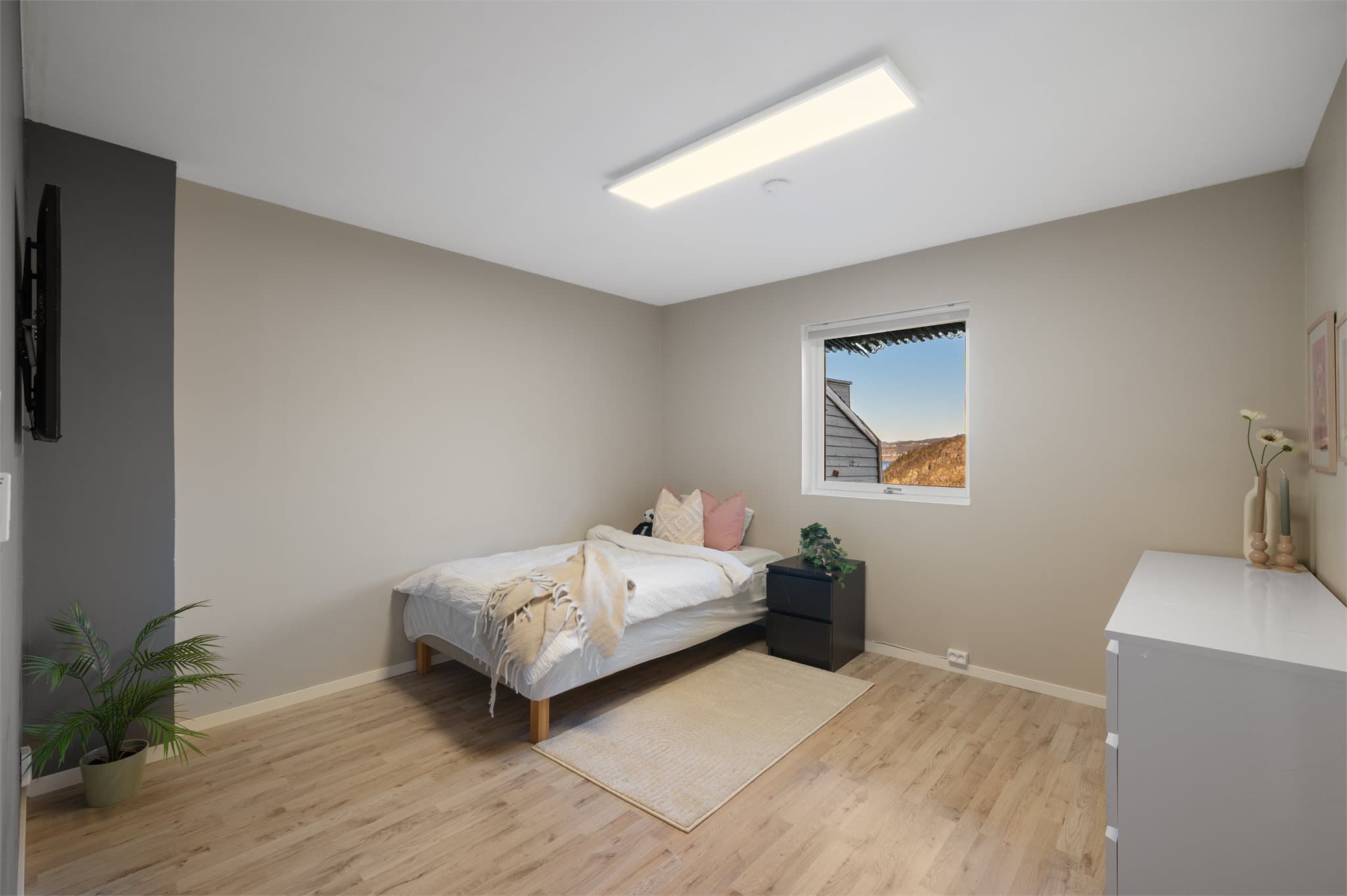 - Underetasjen måler 60m² og inneholder 2 soverom, bod, bad, vaskerom, kott og egen entré/gang -