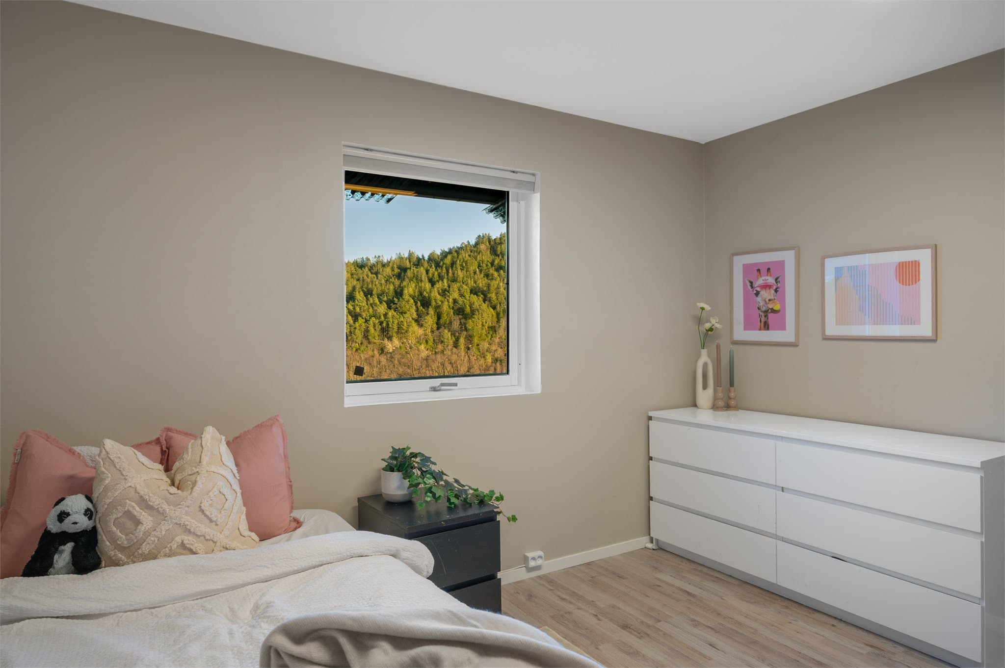 - De tre soverommene måler hhv. 12m², 8,9m² og 12,2m² -