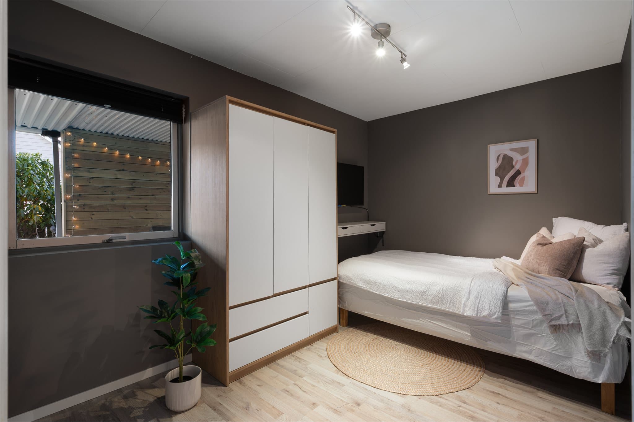 - Det er lagt varmekabler i hele underetasjen for en jevn og behagelig innetemperatur (foruten vaskerom). Soverommene og kottet har nytt gulv fra 2026. Byggemeldt som bod -