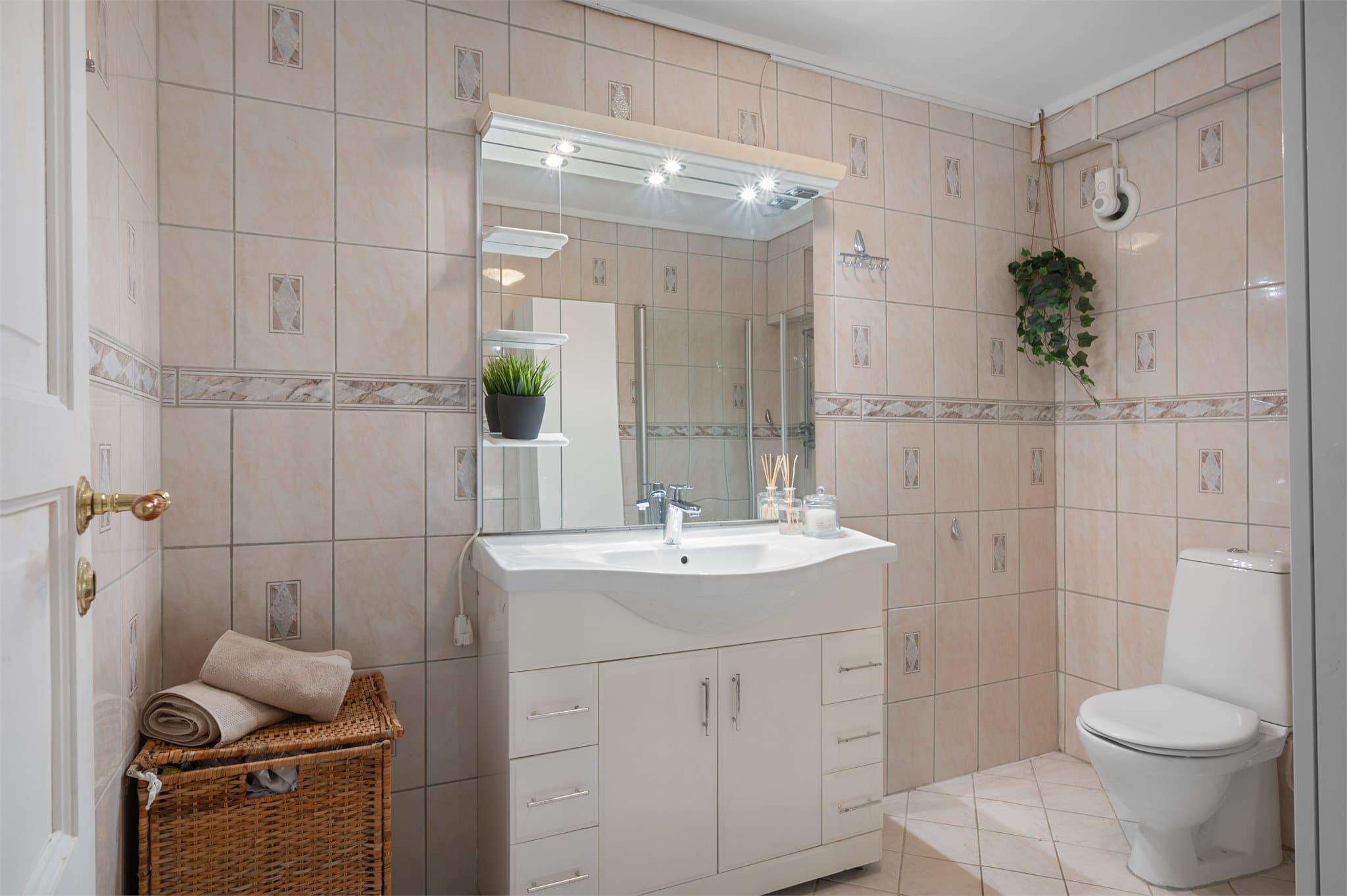 - Helfliset bad som måler 5,3m² -