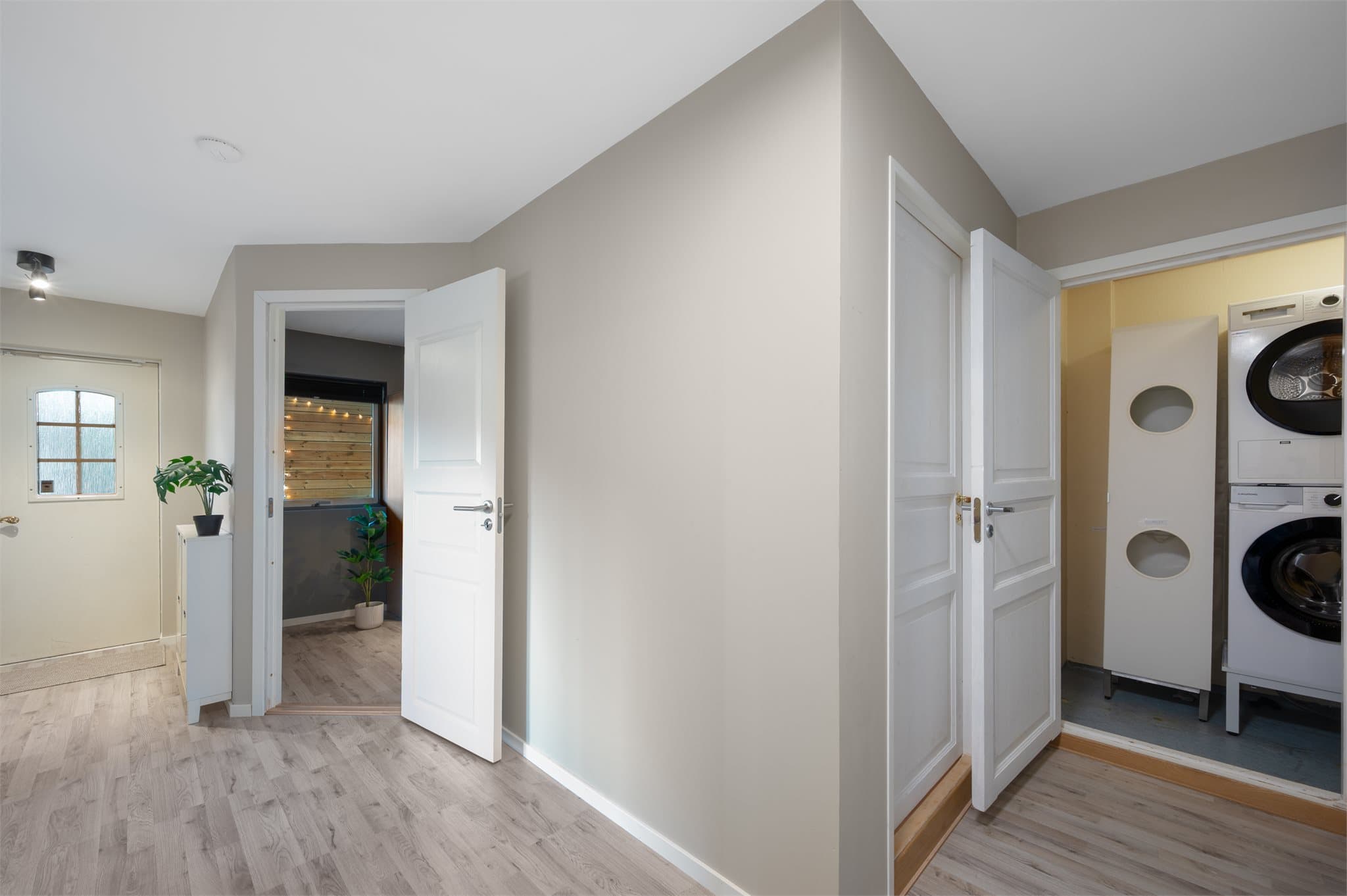 - Svært praktisk med eget vaskerom som måler 3,3m². Det er også oppbevaringsmuligheter i kott på 2,5m² -