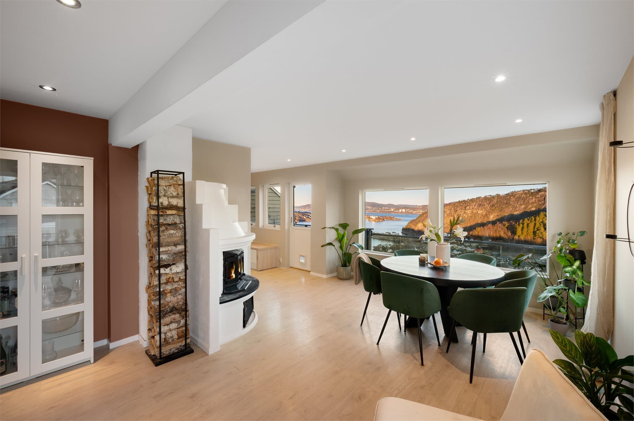 - Merk innfelte spotter i himling som skaper et moderne og stilrent inntrykk. Tak og vegger på hovedplan ble gipset i 2019-