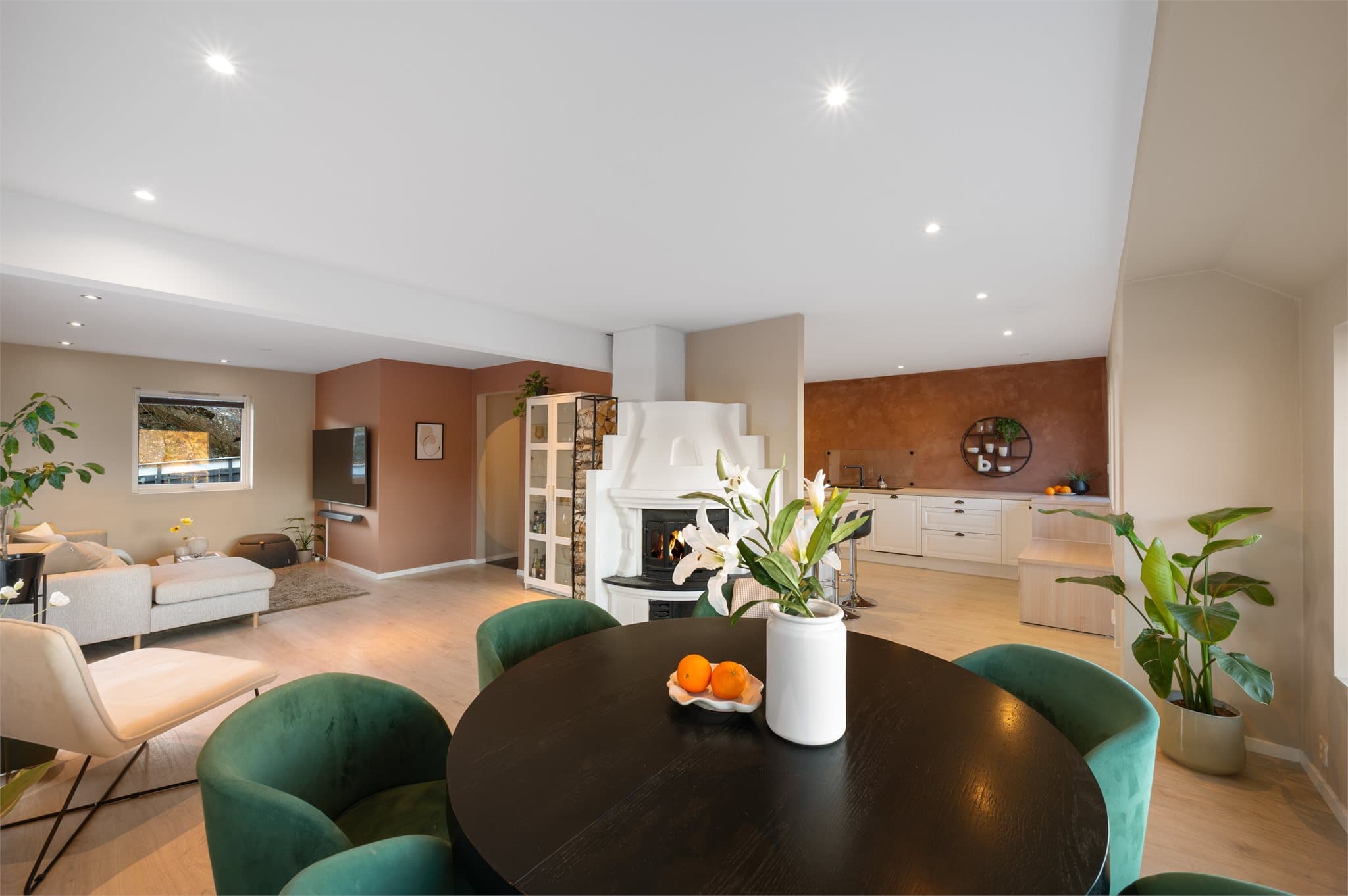 - Stuen måler 31,5m² og utformingen gjør det enkelt å innrede med sofa- og spisegruppe i hver sin naturlige sone -