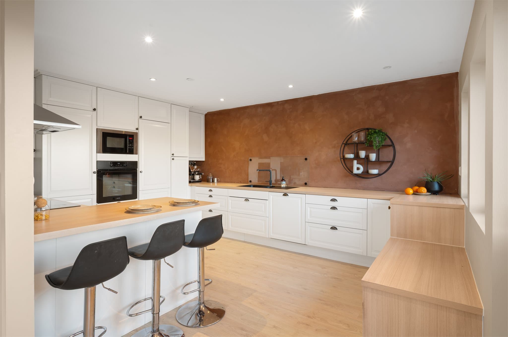 - Kjøkkenet er nytt fra 2019/2018 og måler 16,6m² -